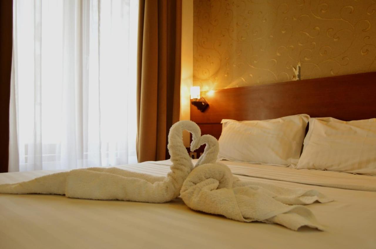Deluxe King Room - Photo 13