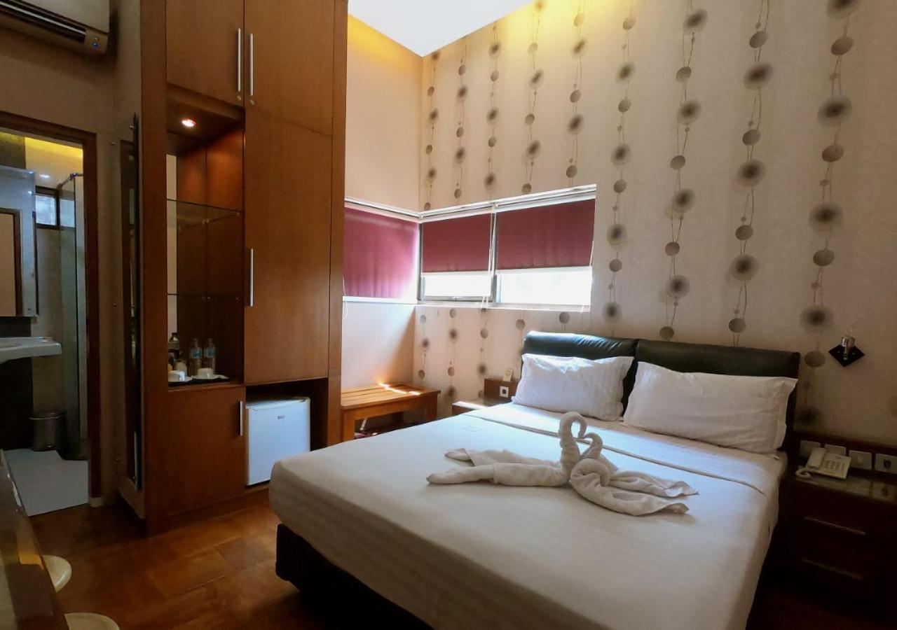 Deluxe King Room - Photo 10