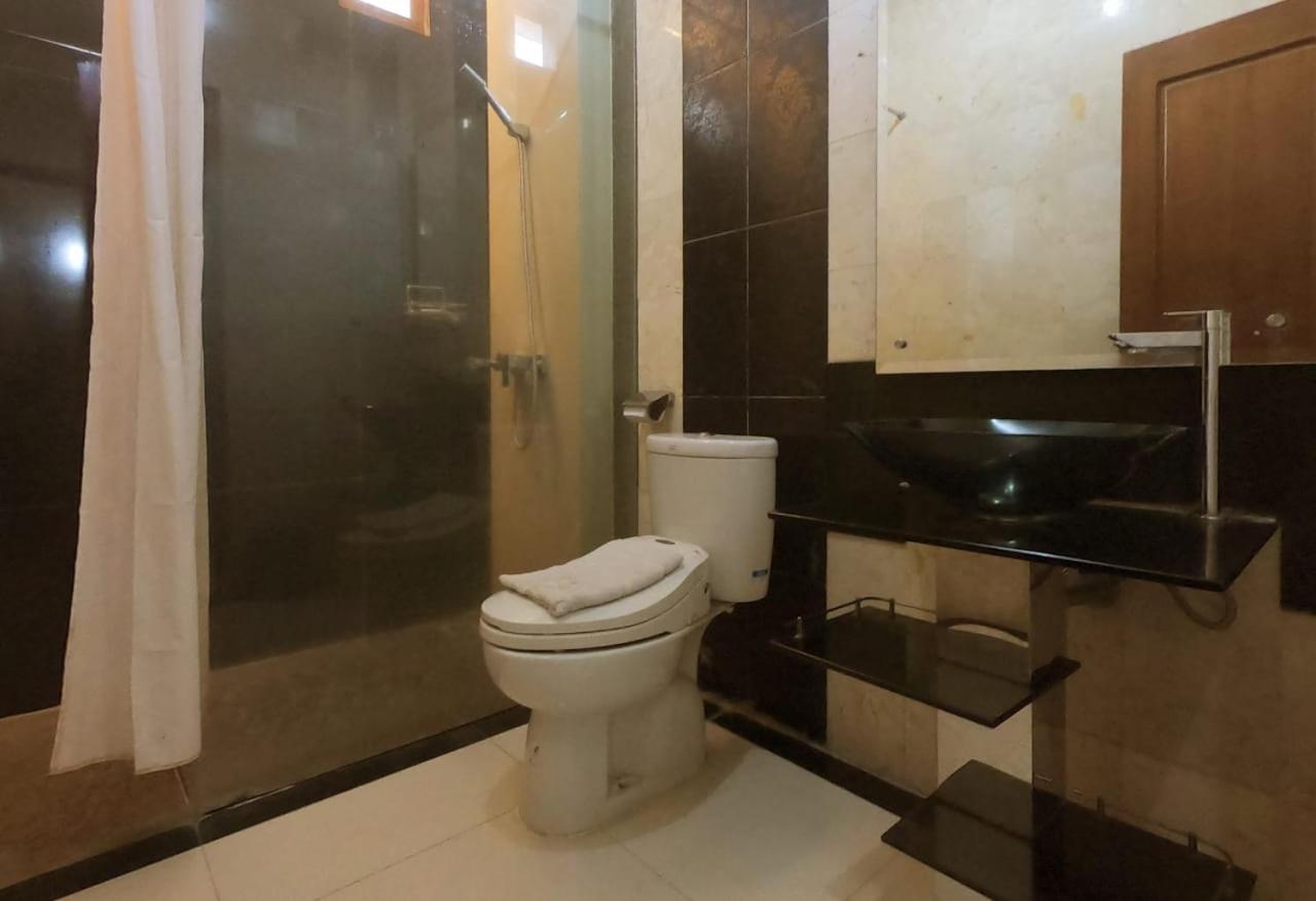 Deluxe King Room - Photo 8