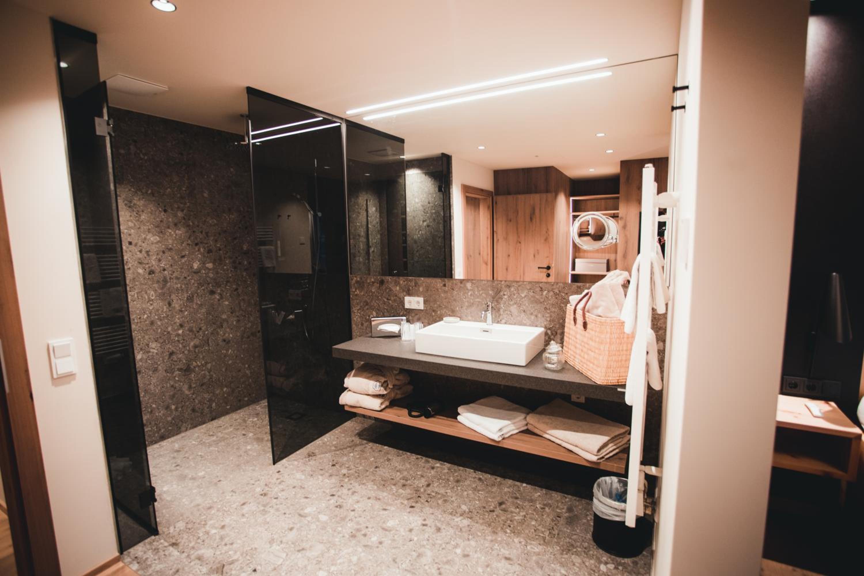 Deluxe Suite - Photo 7