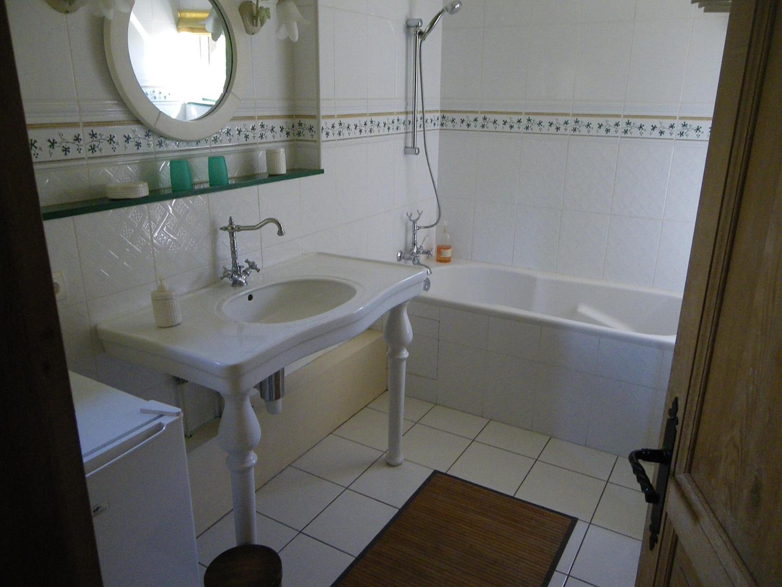 Double Room with Bath - Photo 7
