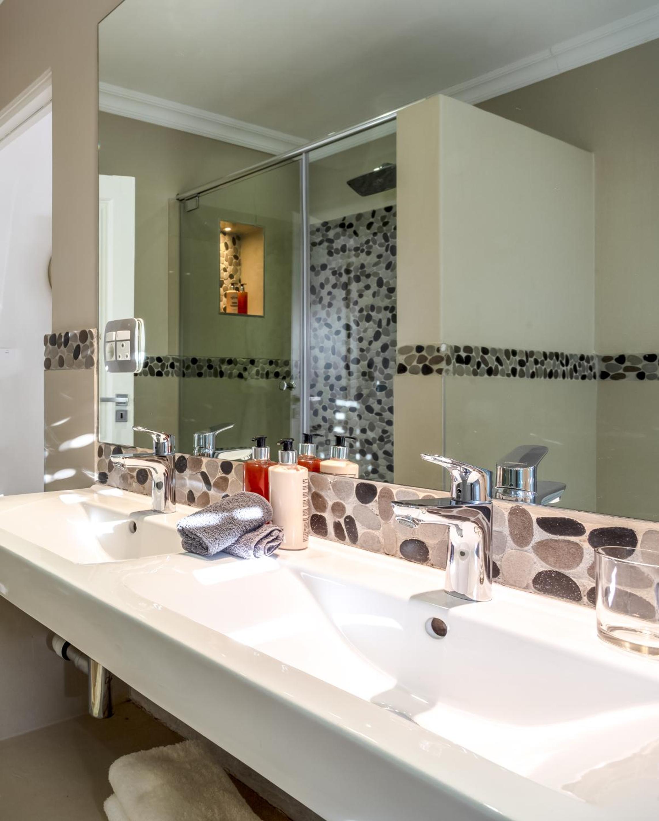 Deluxe Double Room - Downstairs - Photo 23