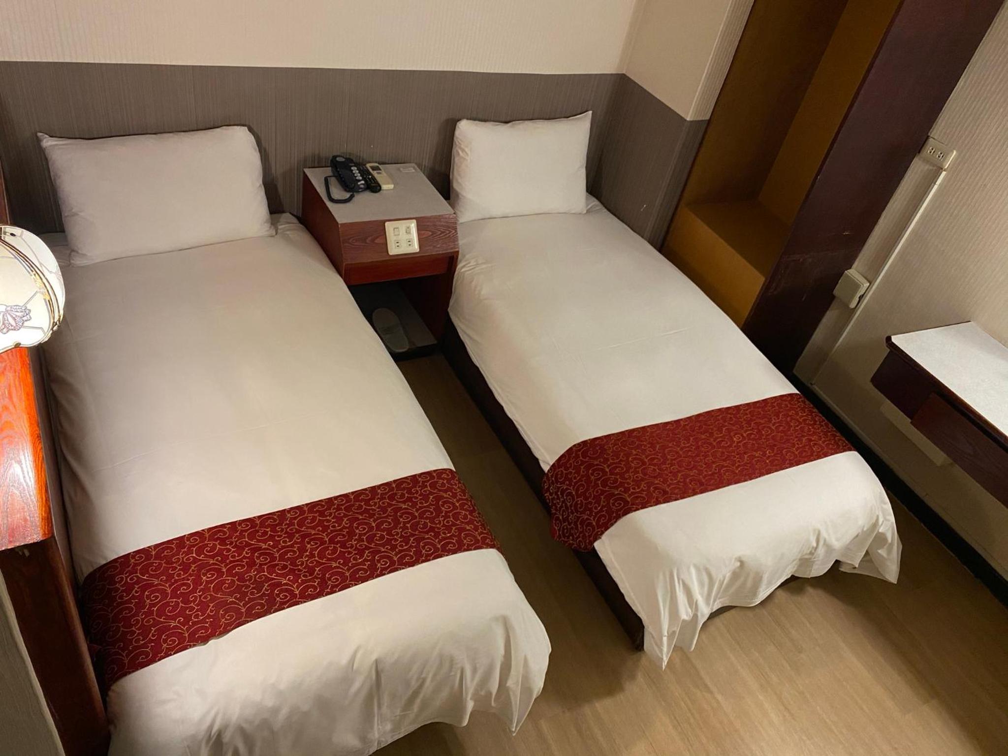 Economy Twin Room - No Window photo 3