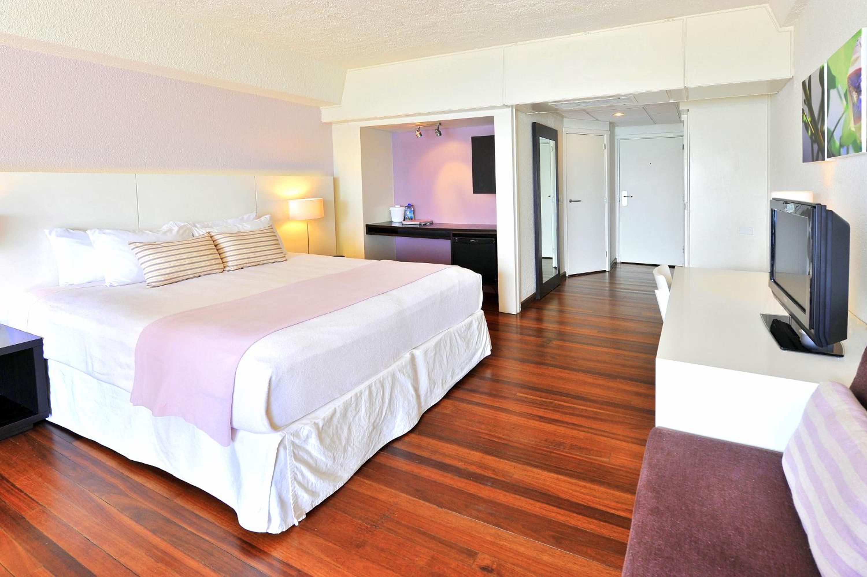 Deluxe Room with Beach View - Photo 3