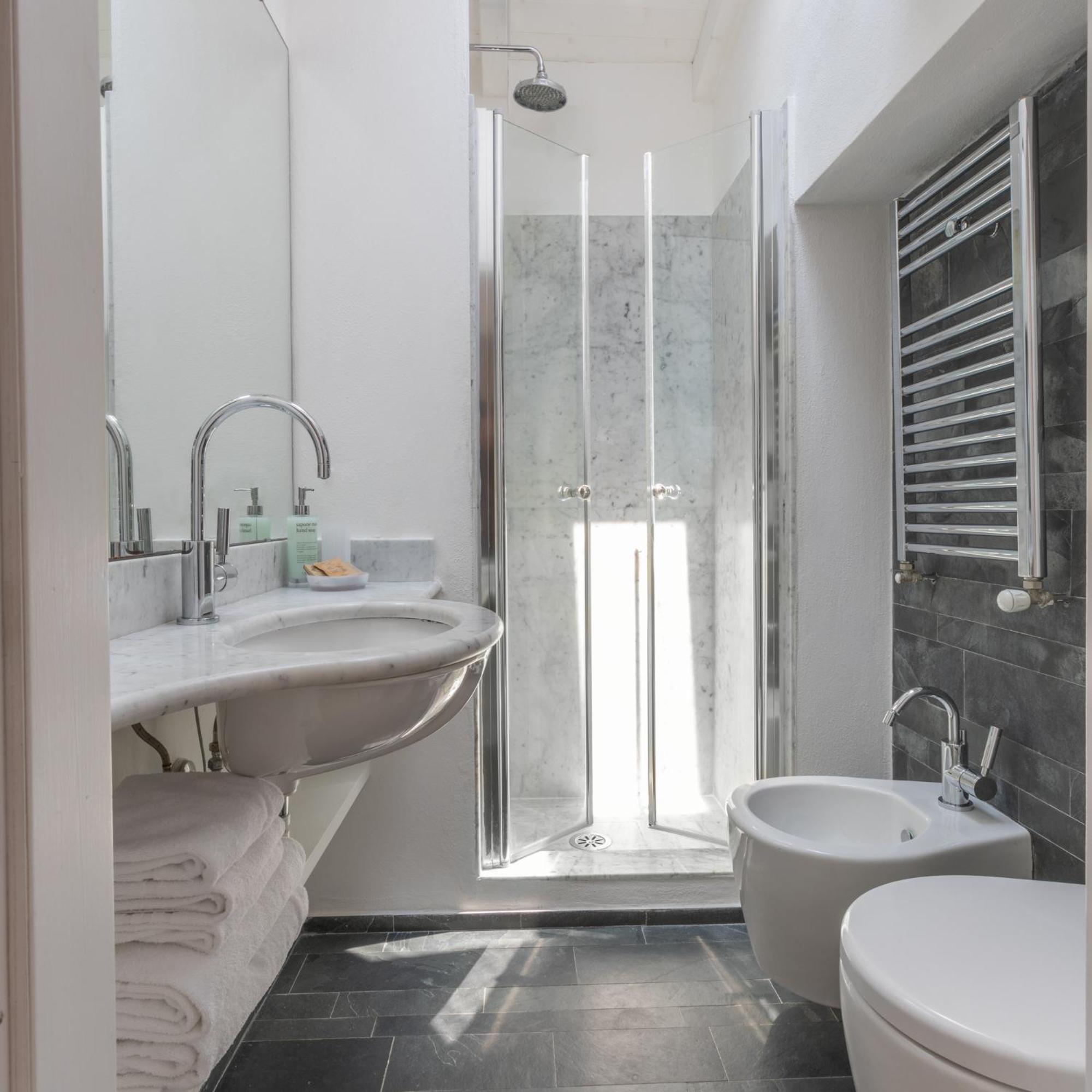 Double Room - Photo 5