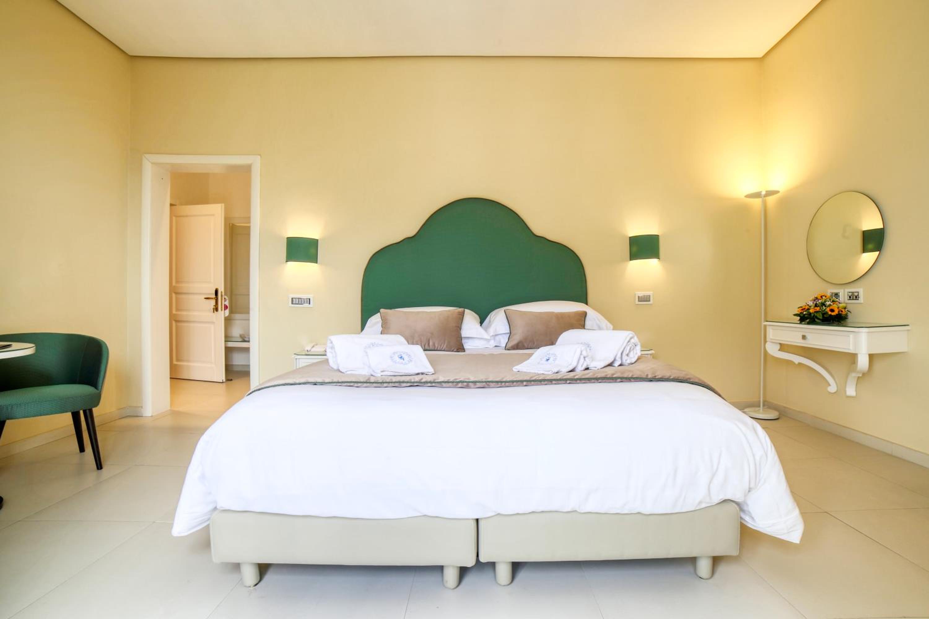 Comfort Room with Hill View- Dependance