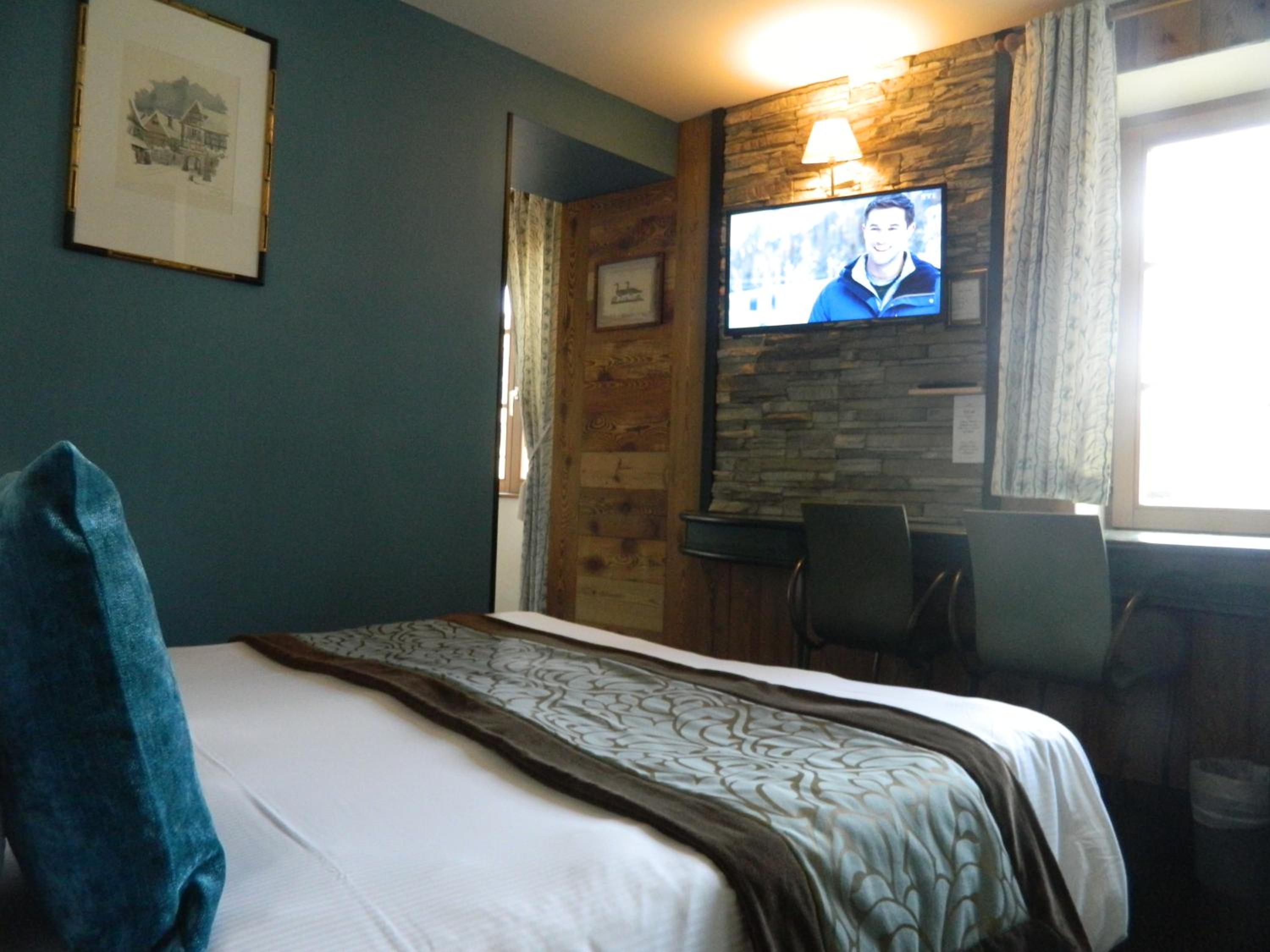 Standard Double Room - Photo 9