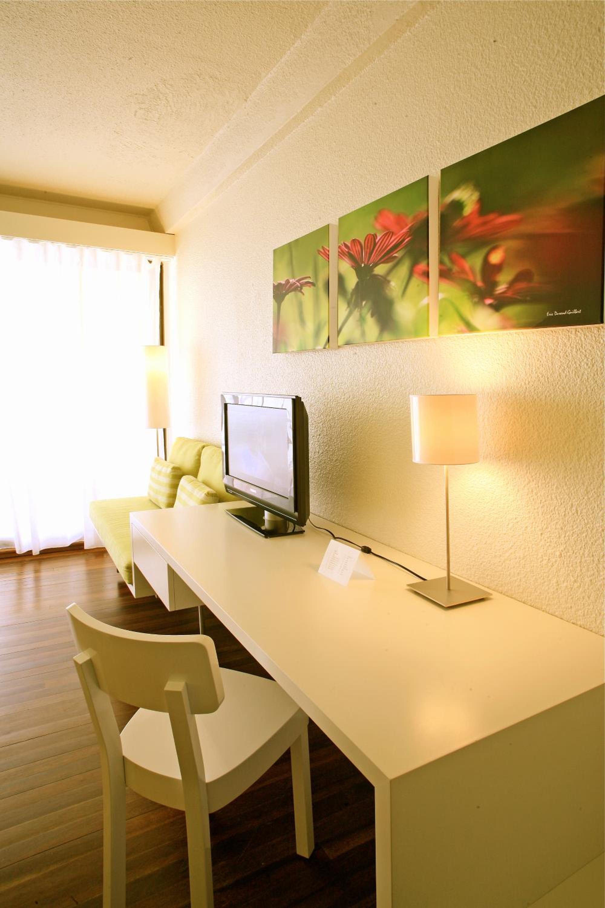 Deluxe Room with Beach View - Photo 2