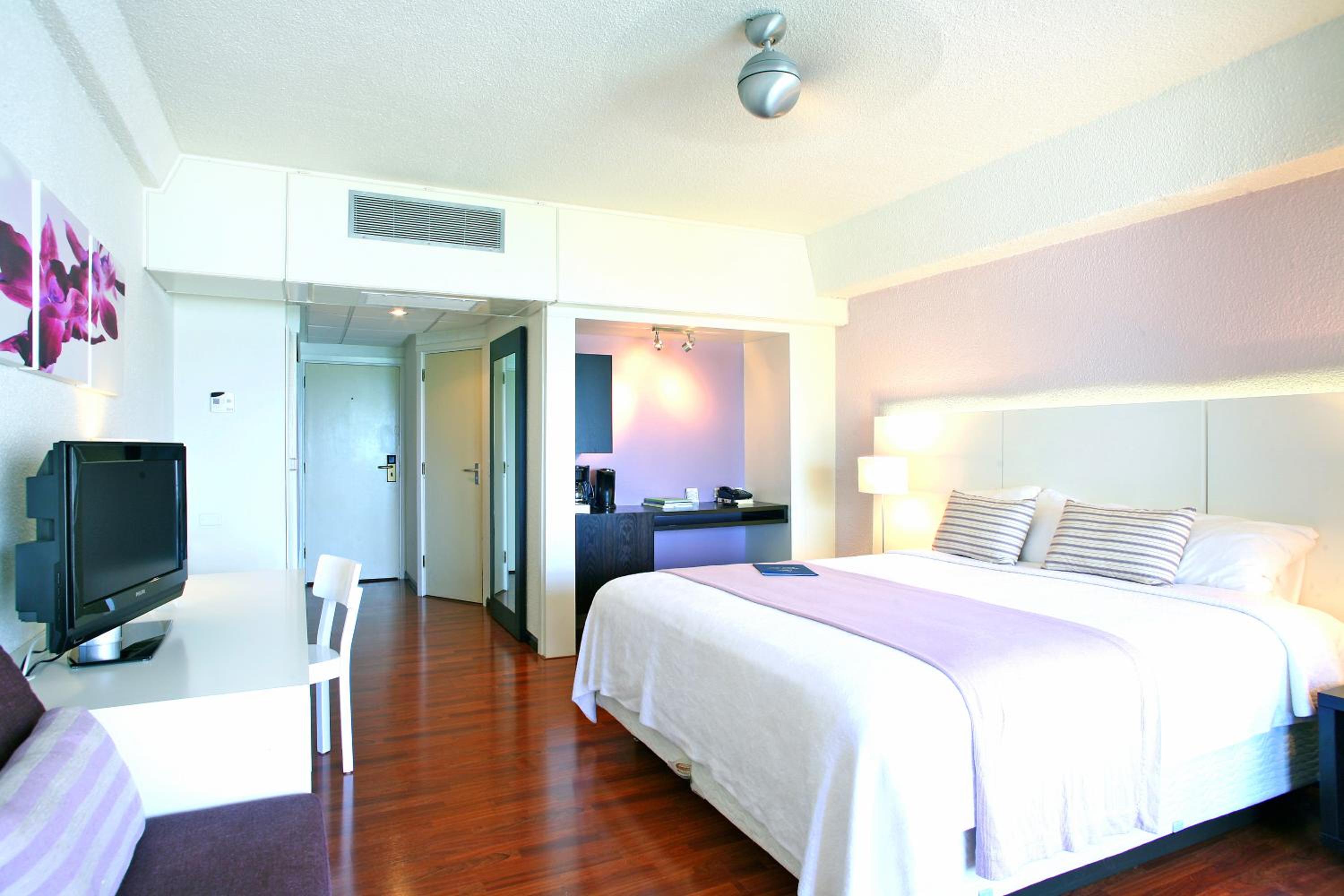 Deluxe Room with Beach View - Photo 4