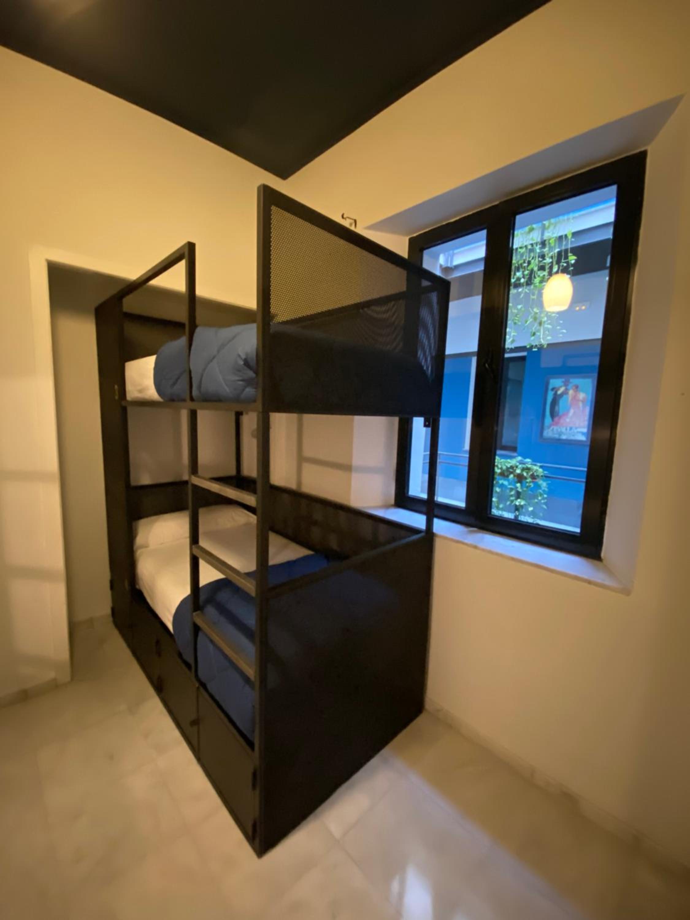 Cama individual en habitación compartida mixta (4 adultos)