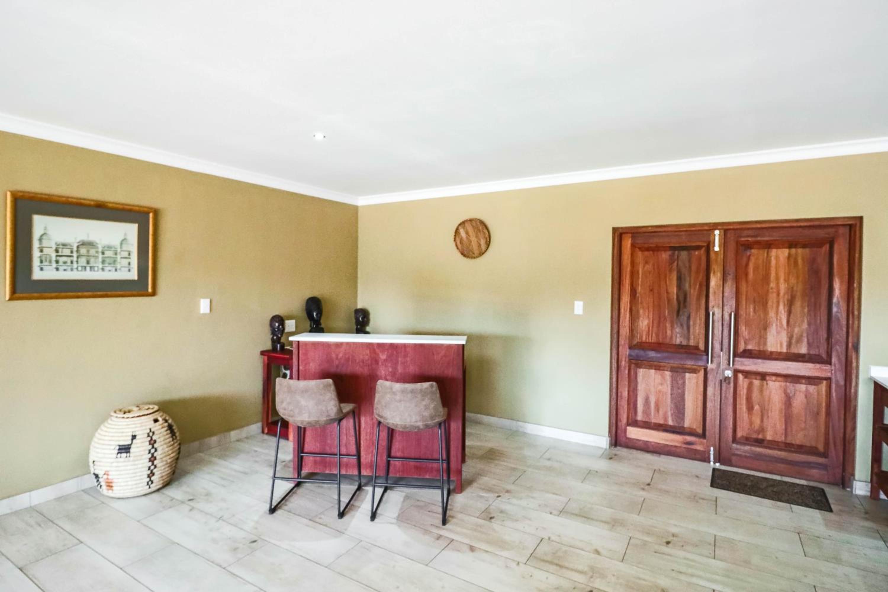 Suite - Photo 14