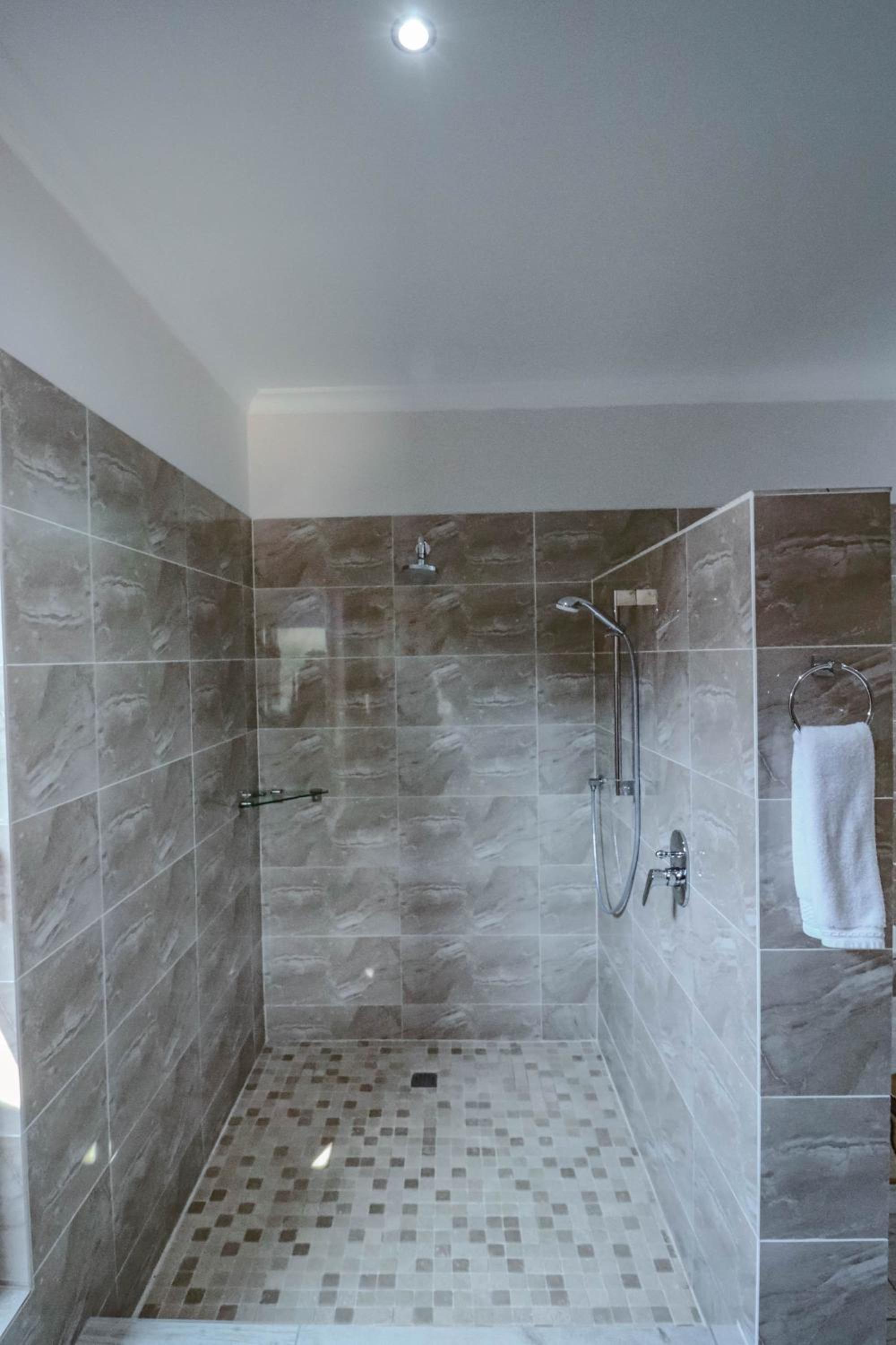 Suite - Photo 13