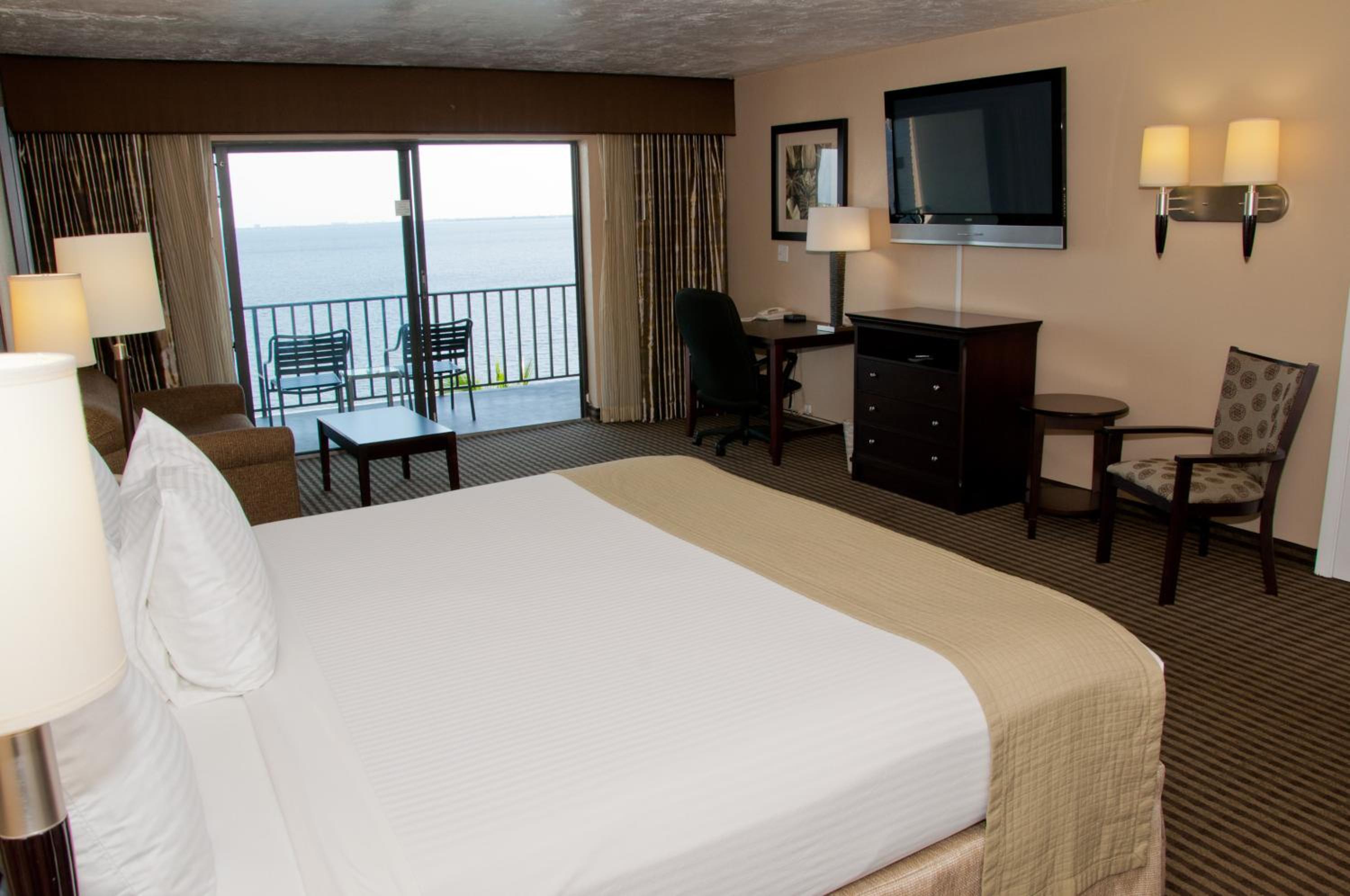 Queen Room with Two Queen Beds with River View - Non-Smoking - Photo 8