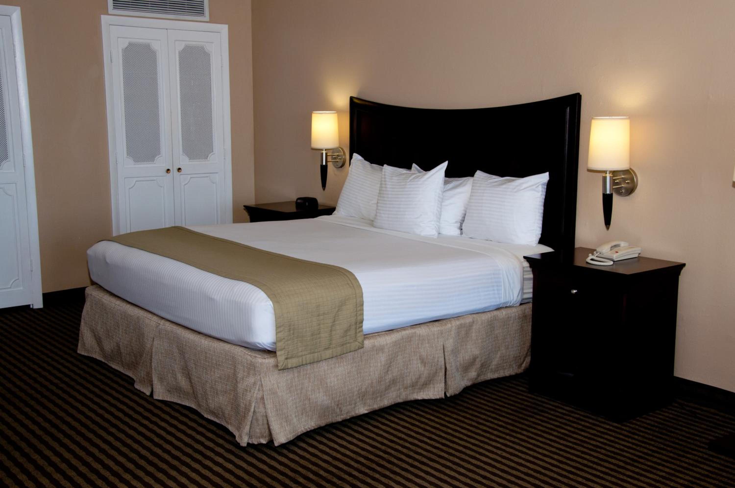 King Room with Balcony - Non-Smoking - Photo 2