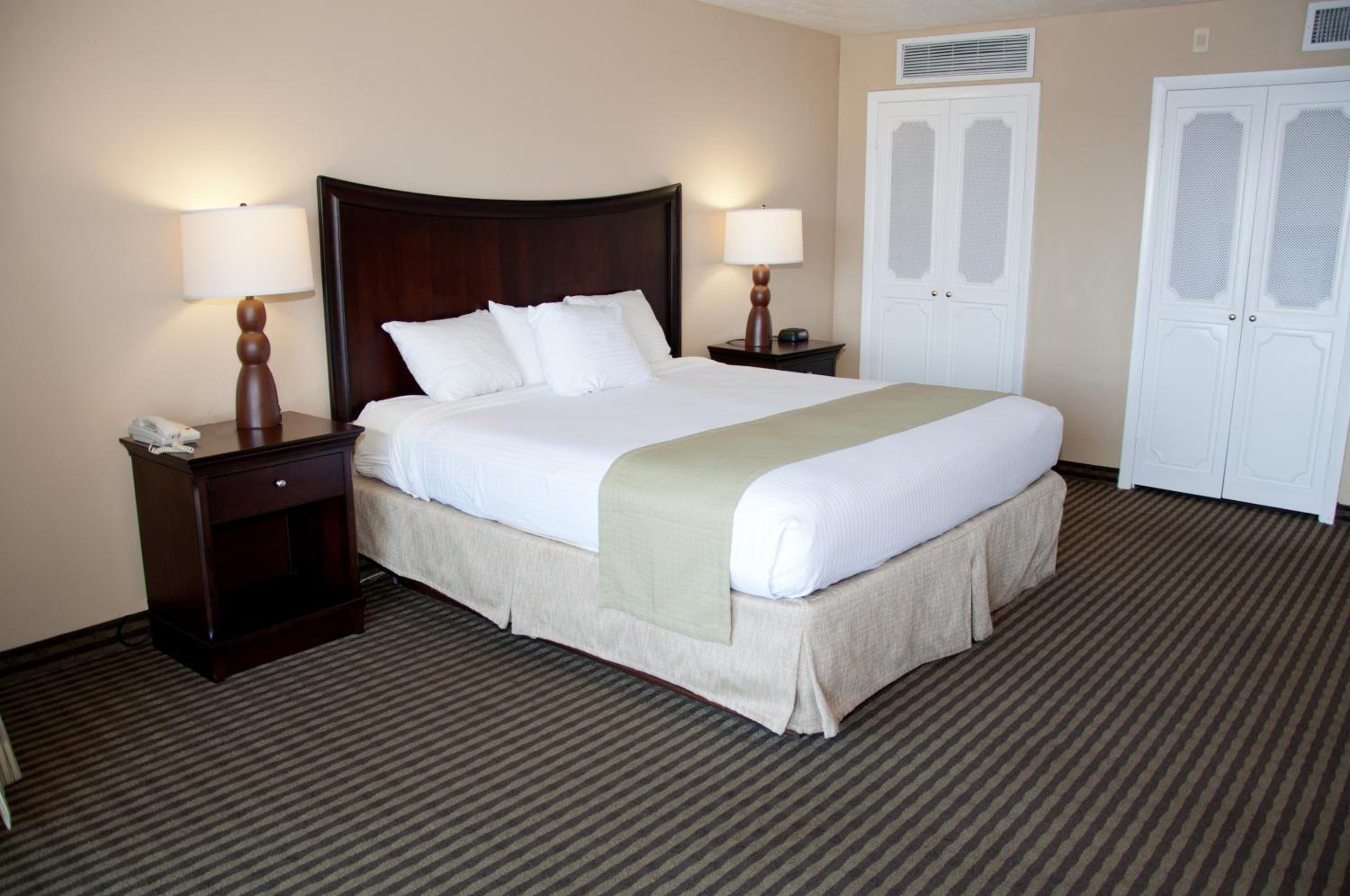 King Room with Balcony - Non-Smoking - Photo 4