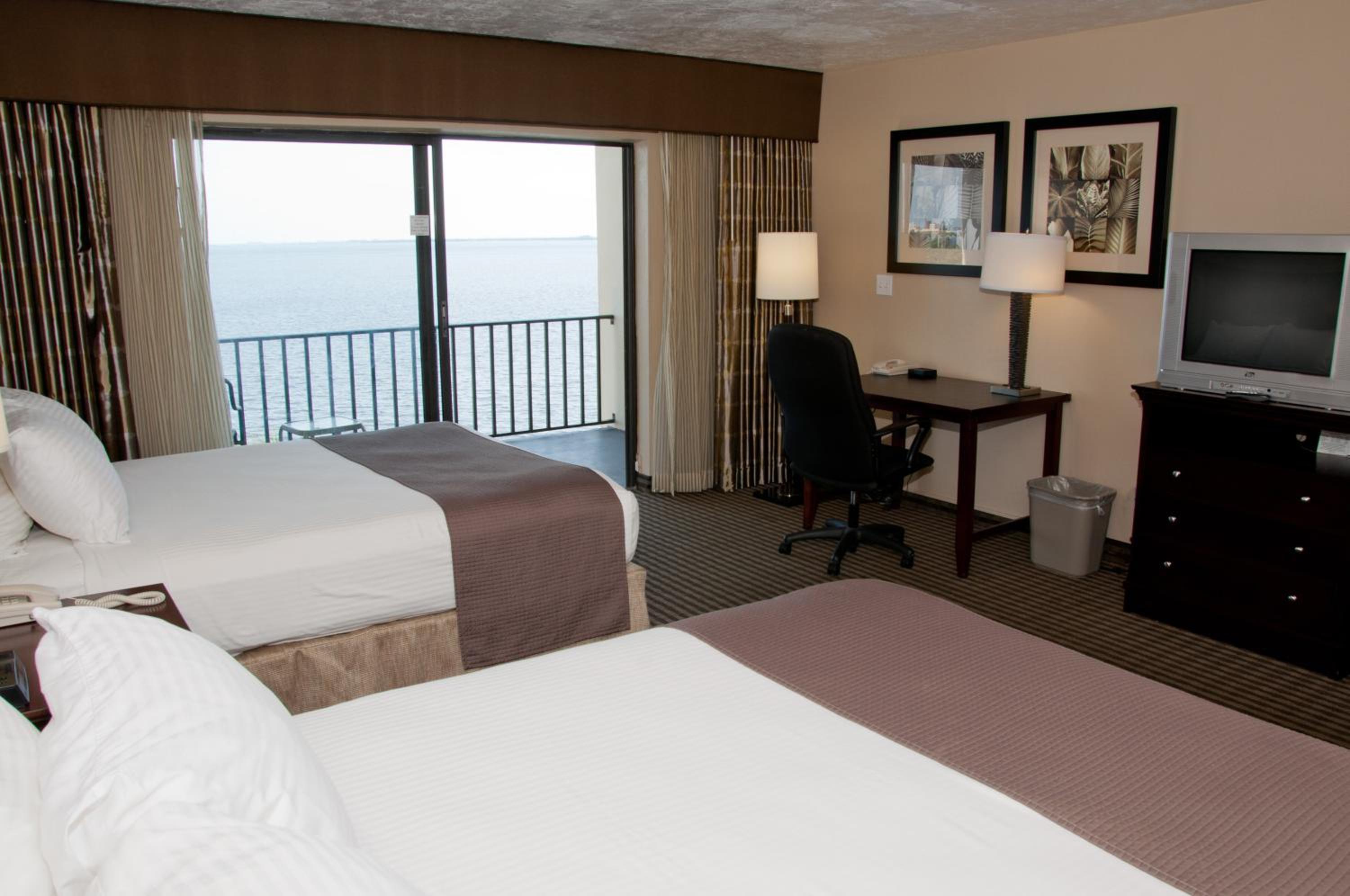 Large Queen Room with Two Queen Beds with River View - Non-Smoking - Photo 2
