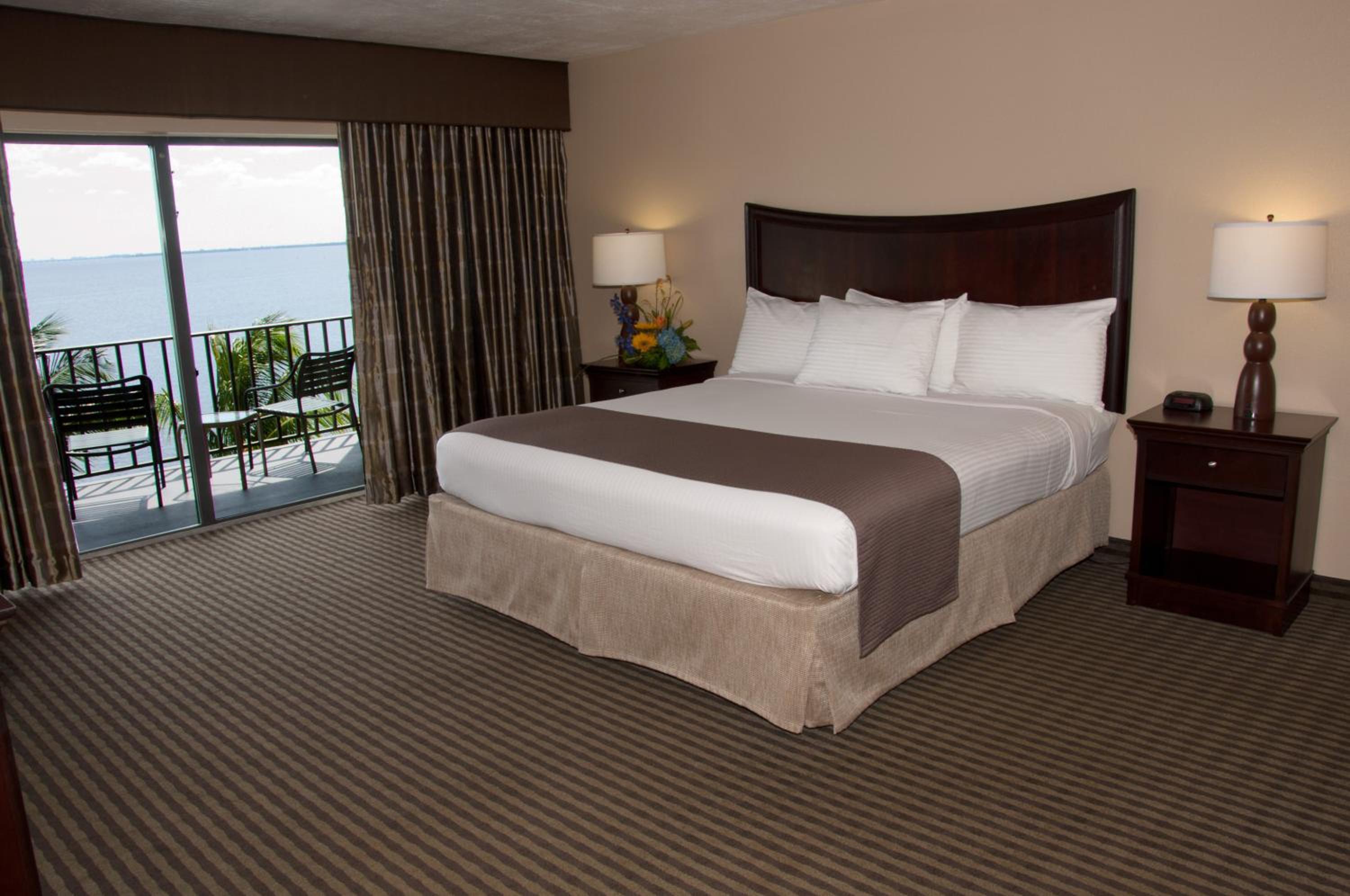 King Room with Balcony - Non-Smoking - Photo 5