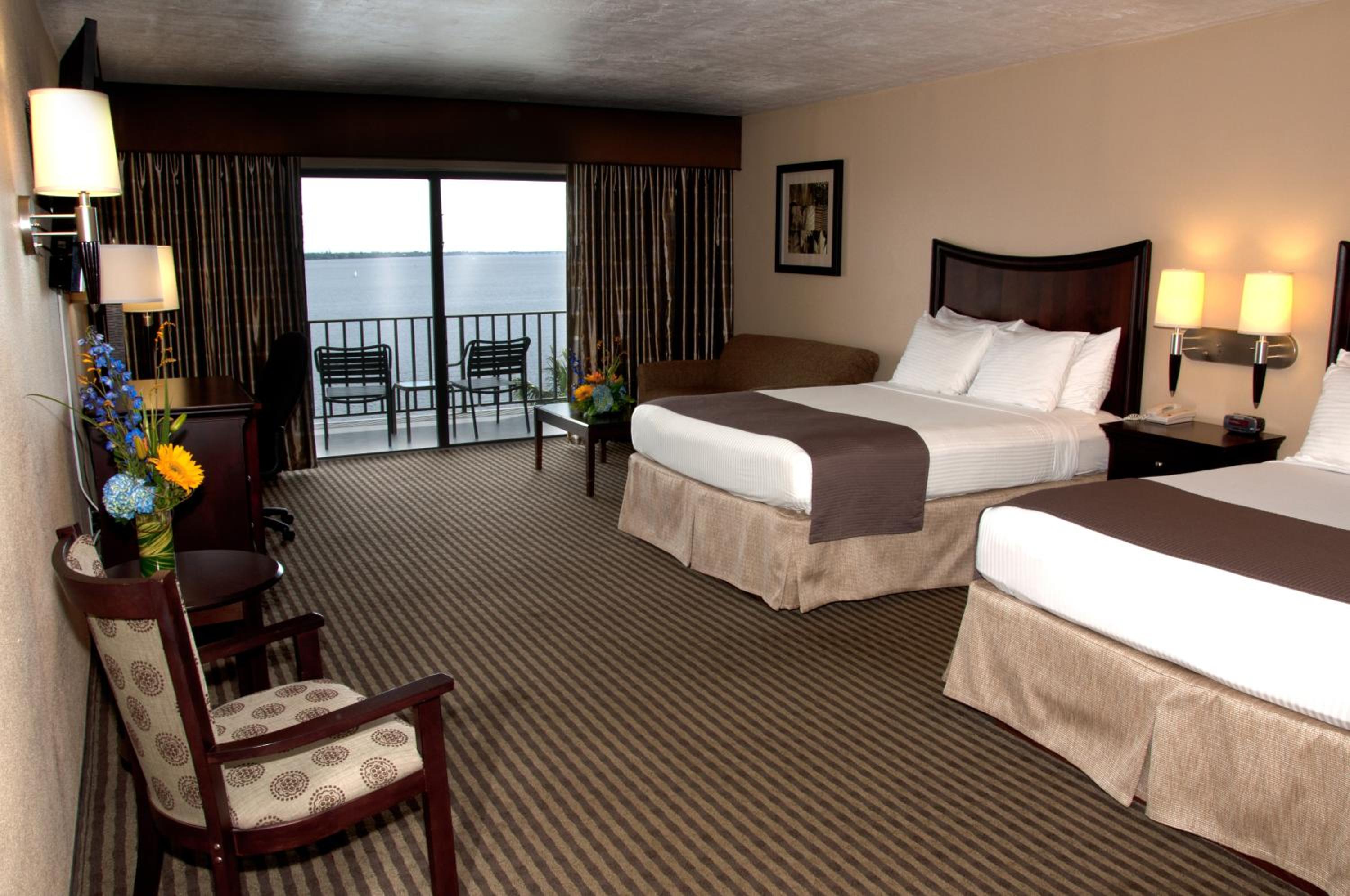 Queen Room with Two Queen Beds with River View - Non-Smoking - Photo 5
