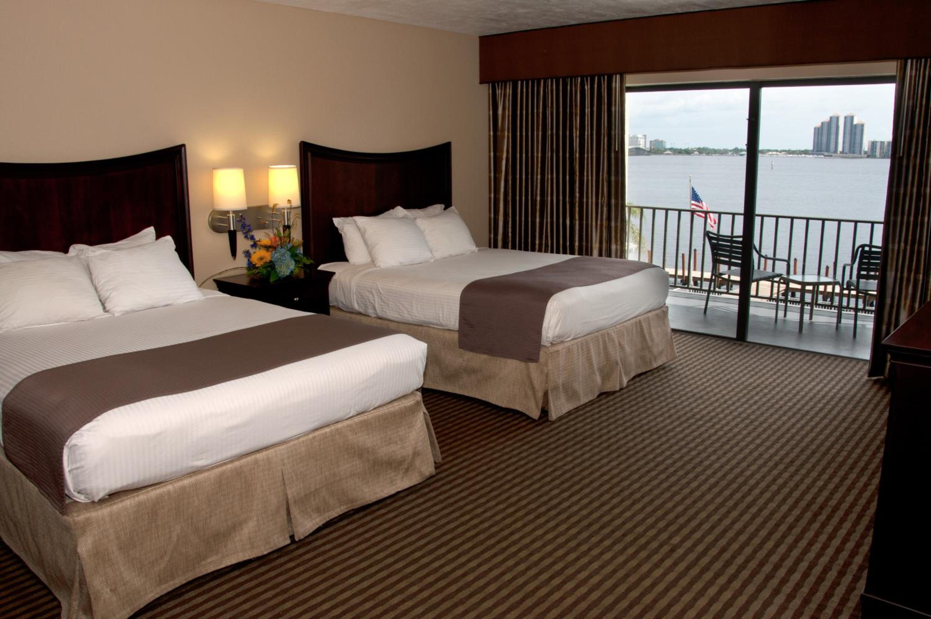 Large Queen Room with Two Queen Beds with River View - Non-Smoking - Photo 7