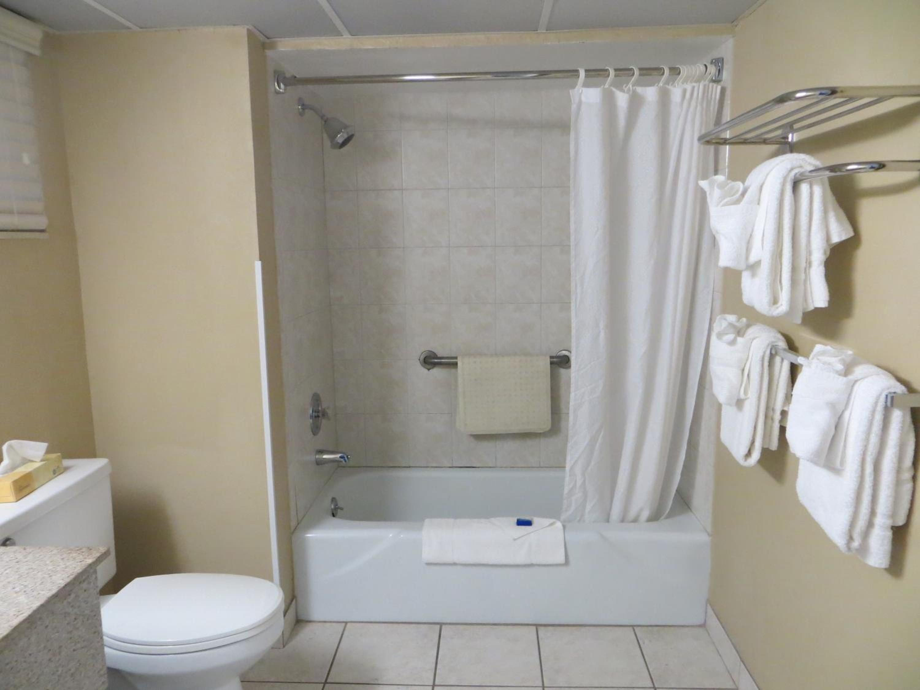 Queen Room with Two Queen Beds with River View - Non-Smoking - Photo 2