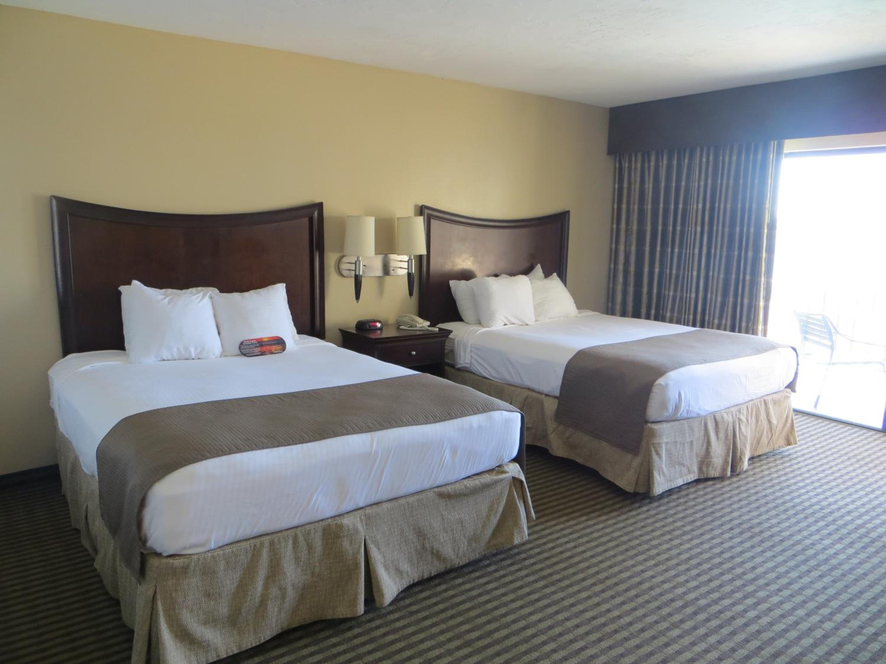 Queen Room with Two Queen Beds with Partial River View - Non-Smoking - Photo 7