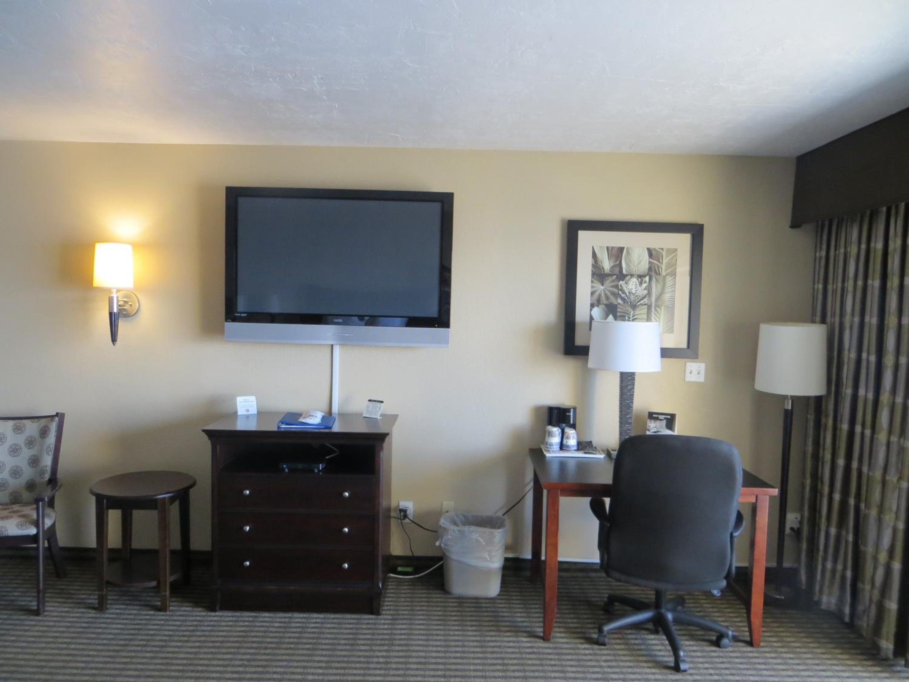Large Queen Room with Two Queen Beds with River View - Non-Smoking - Photo 8