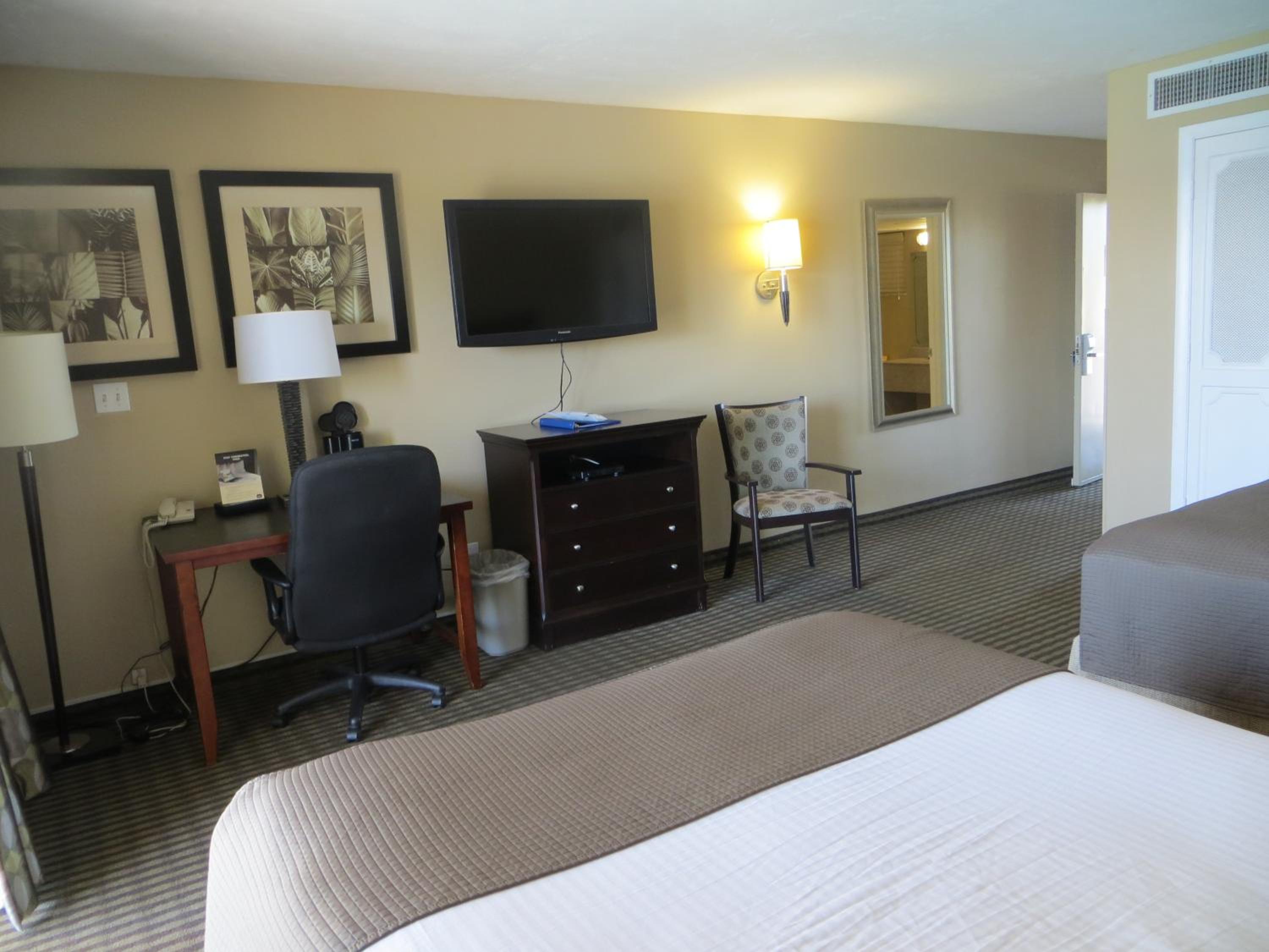 Queen Room with Two Queen Beds with Partial River View - Non-Smoking - Photo 2