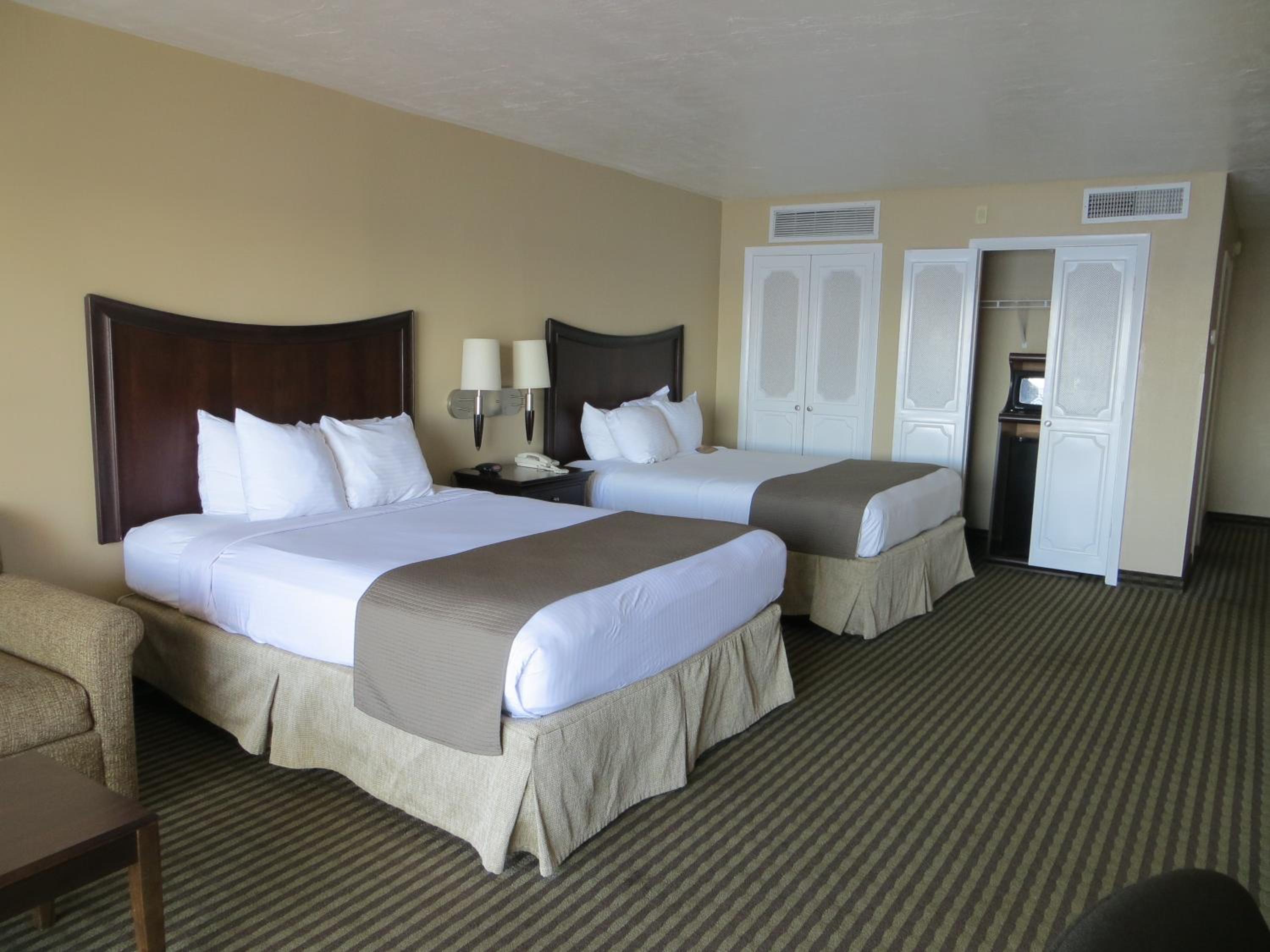 Queen Room with Two Queen Beds with Partial River View - Non-Smoking - Photo 6