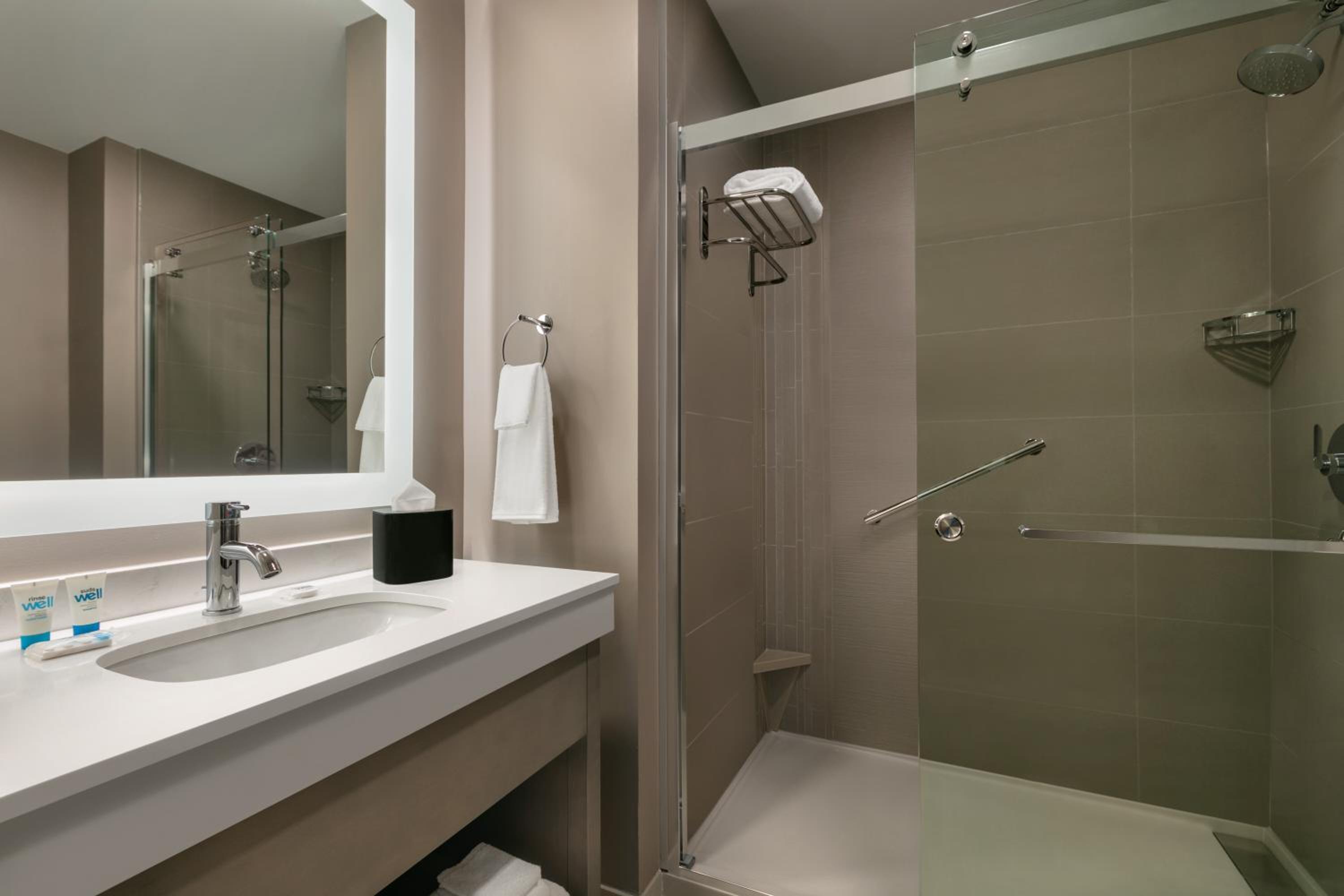 One-Bedroom King Suite with Sofa Bed and Kitchen - Photo 4