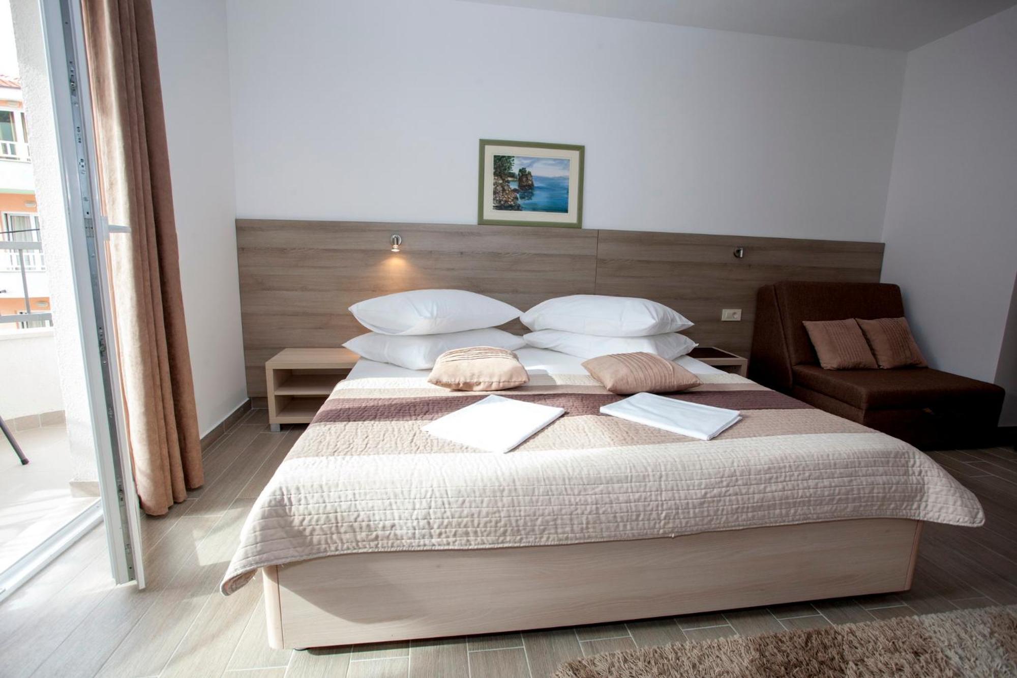 Deluxe Double Room with Balcony photo 2