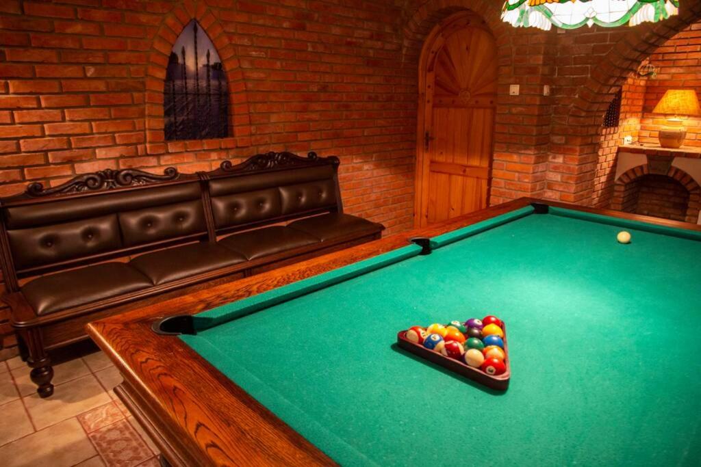 Five-Bedroom House photo 1