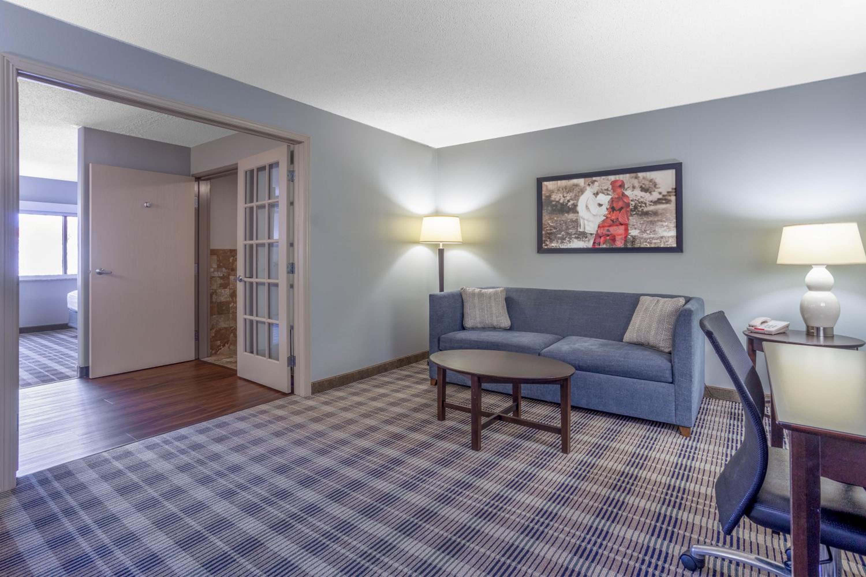 One-Bedroom King Suite with Jetted Tub - Non-Smoking - Photo 5