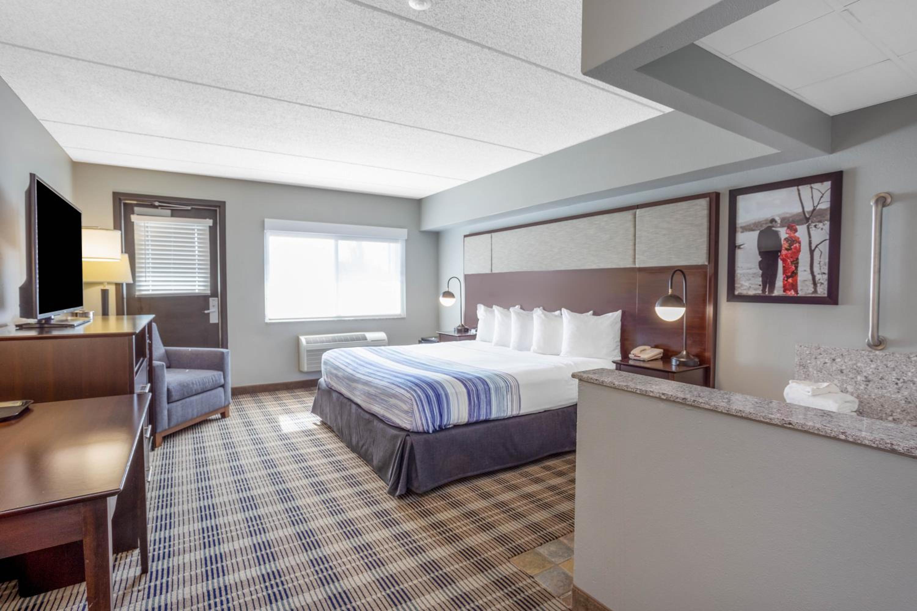 Deluxe King Room - Mobility Access/Non-Smoking - Photo 1