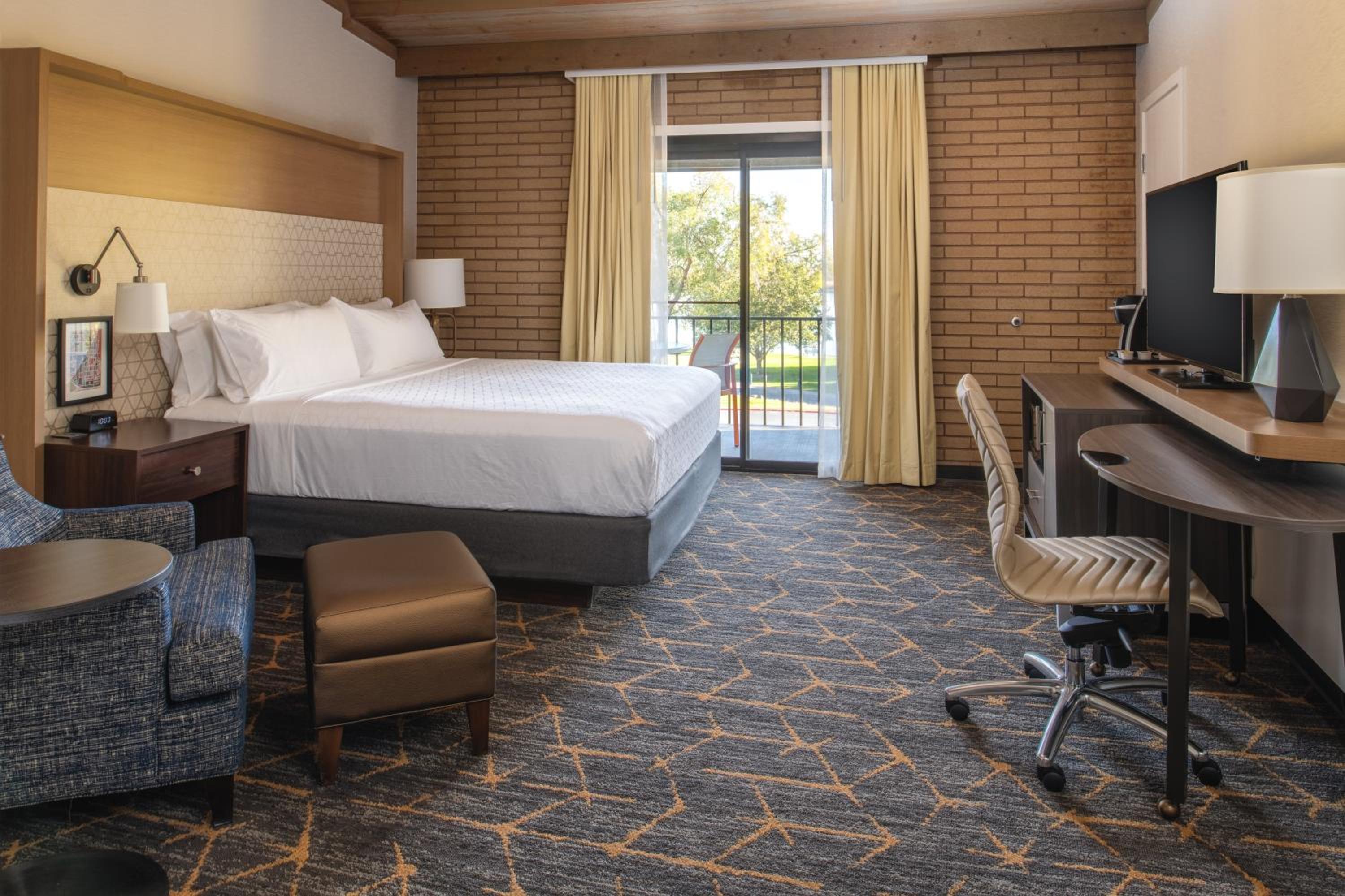 Standard King Room with River View