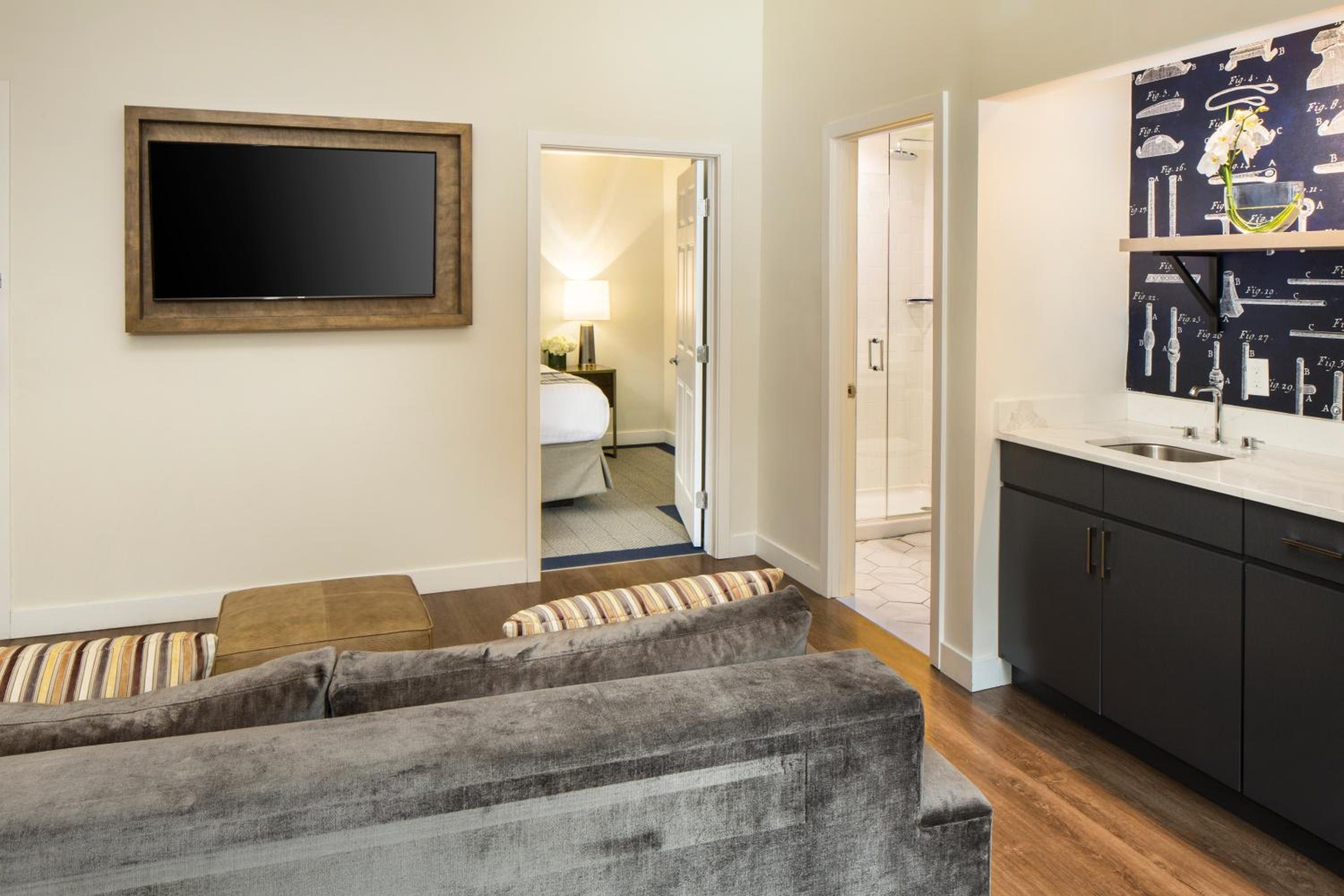 One-Bedroom King Suite - Photo 6