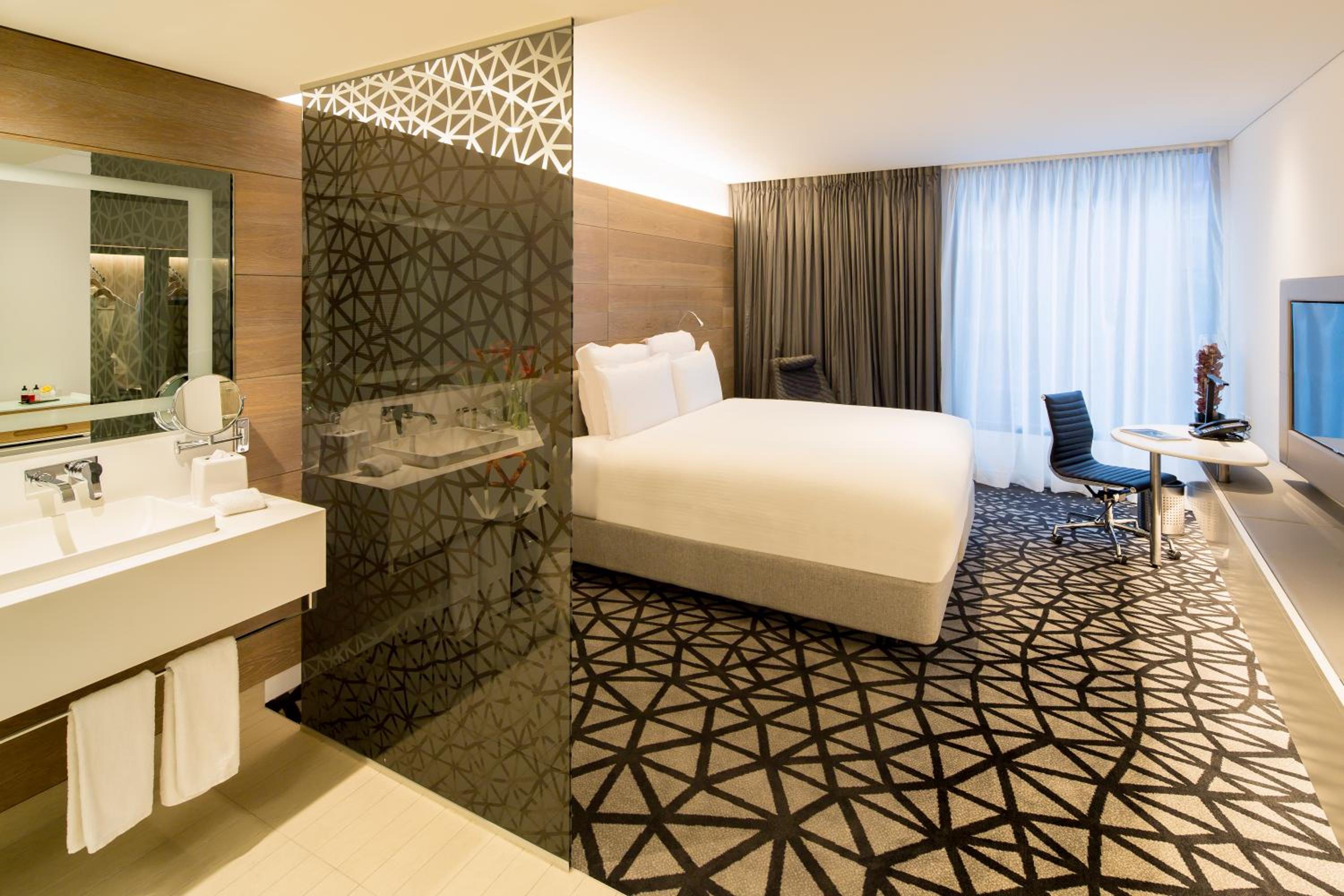 Standard King Room with King Bed thumbnail 5