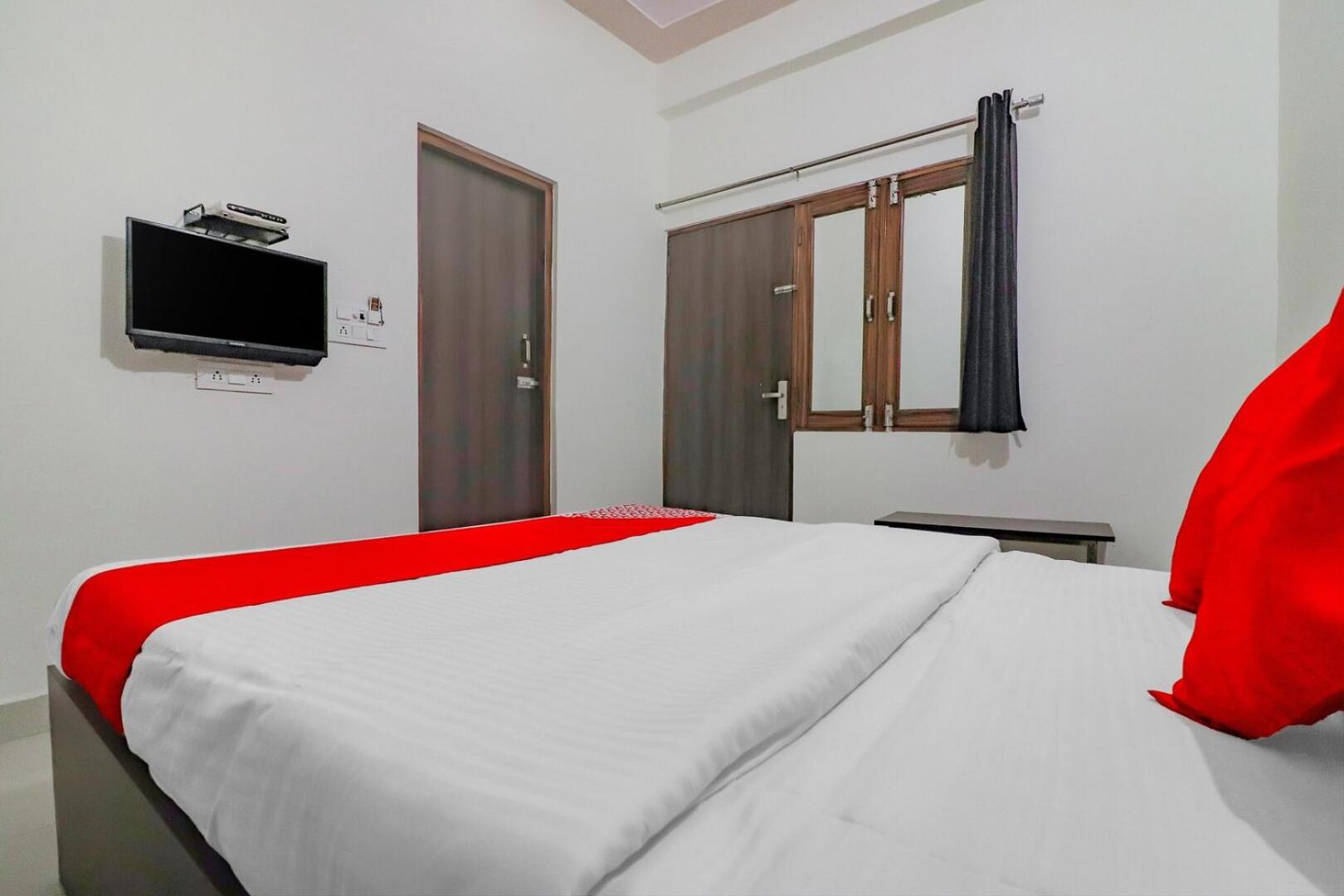 Deluxe Room - Photo 12