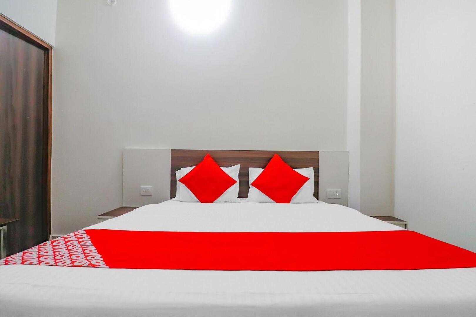 Deluxe Room - Photo 11