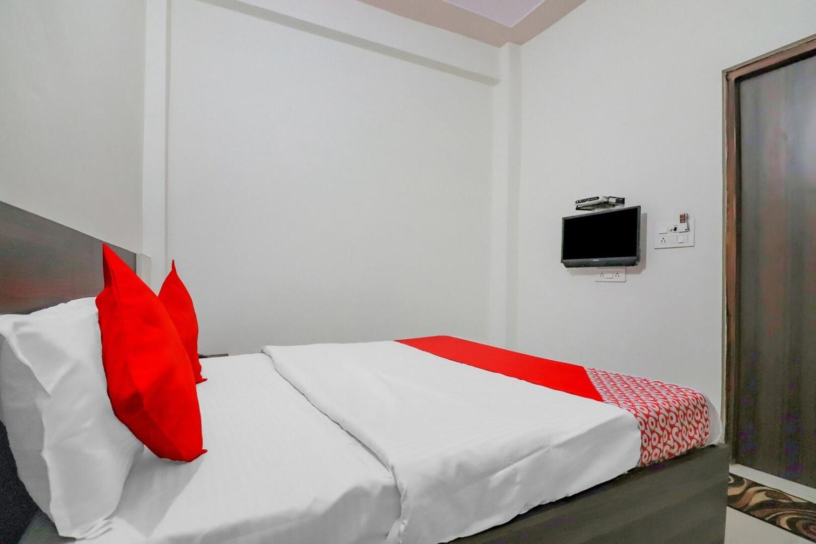 Deluxe Room - Photo 5