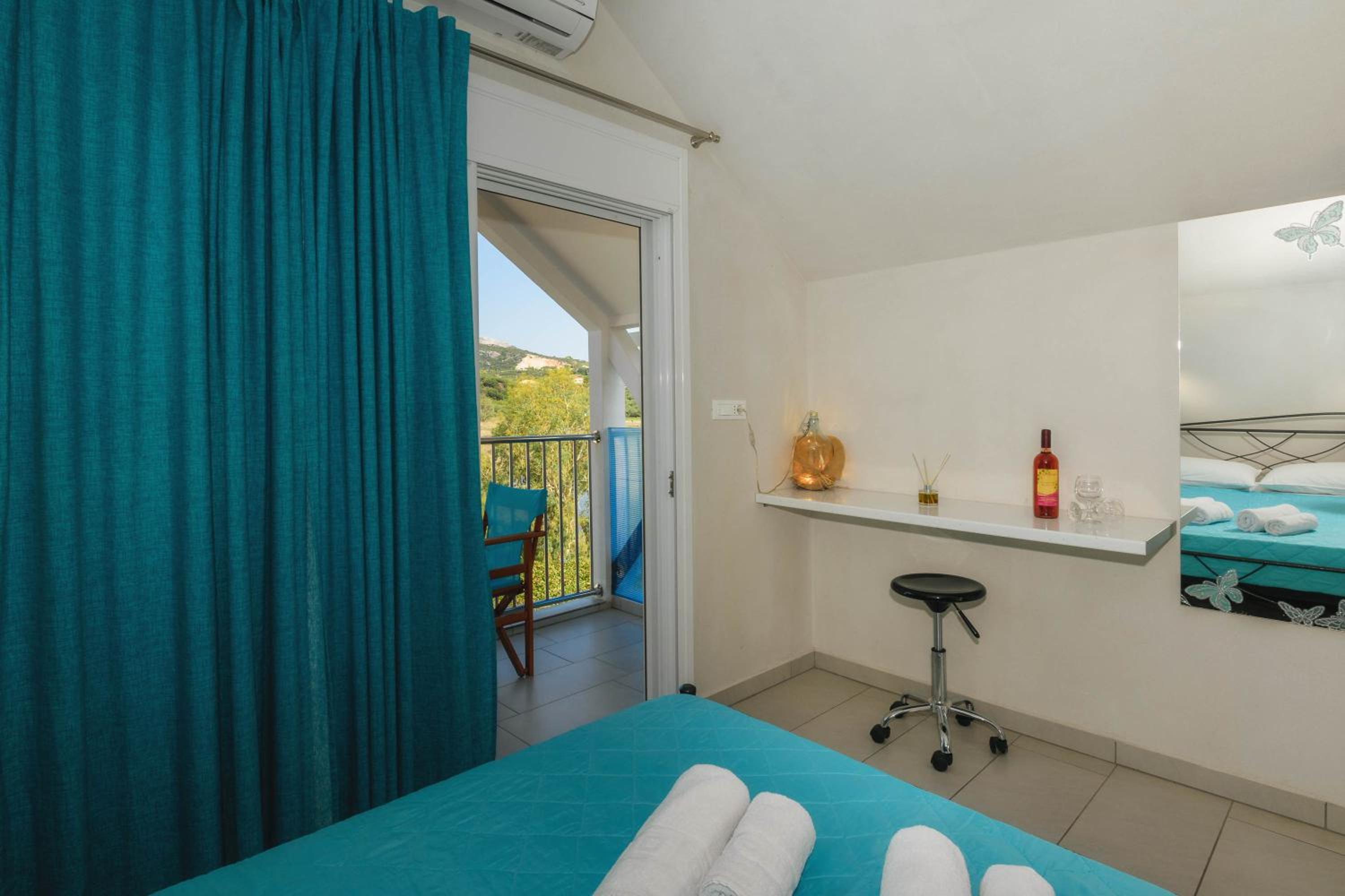 Studio with Balcony - Photo 5