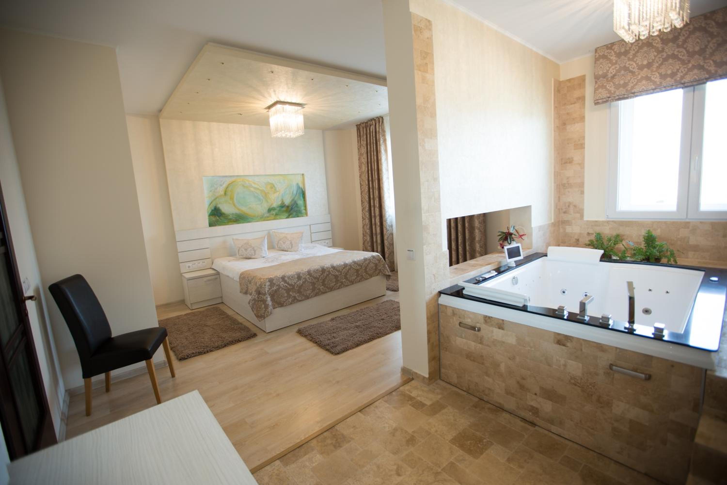 King Room with Whirlpool photo 2