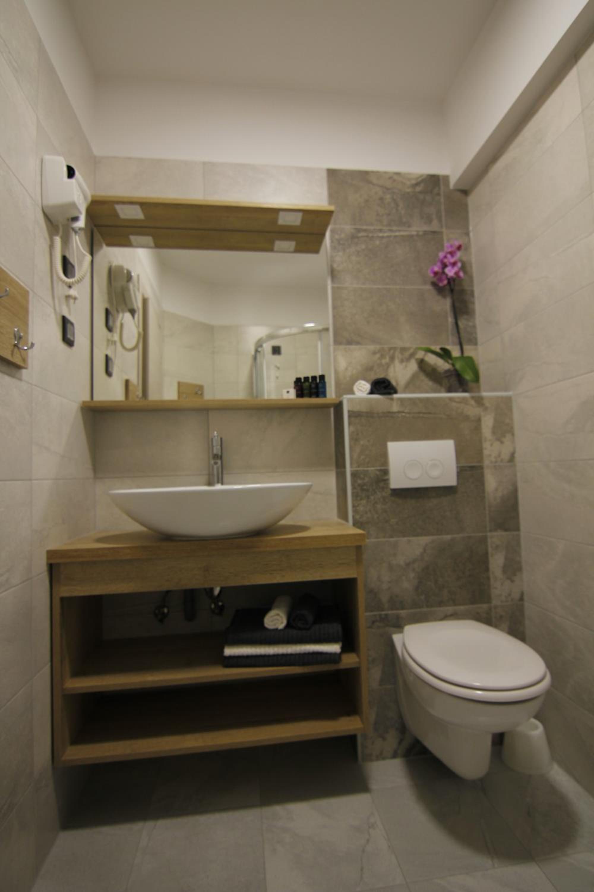 Double Room with Balcony - Photo 3