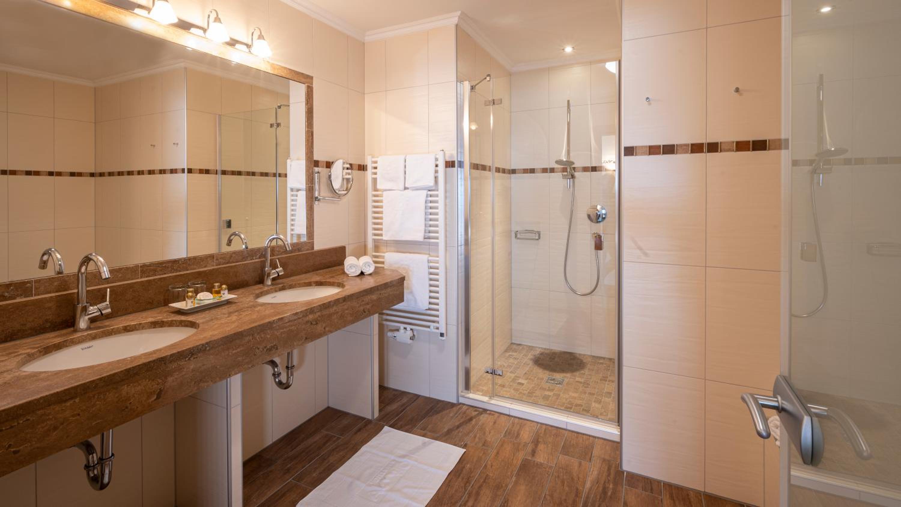 Deluxe Family Suite - Photo 4