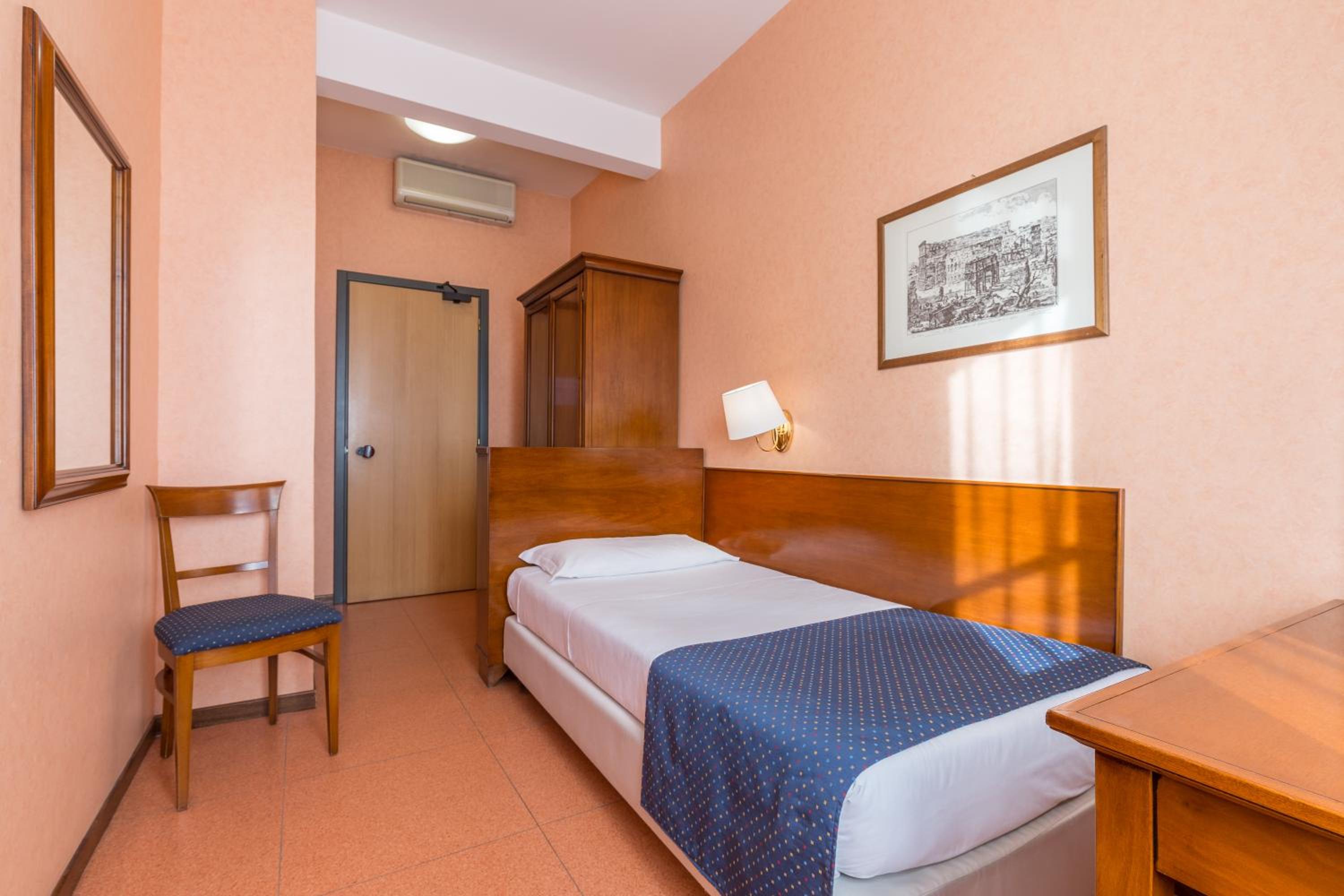 Single Room photo 3