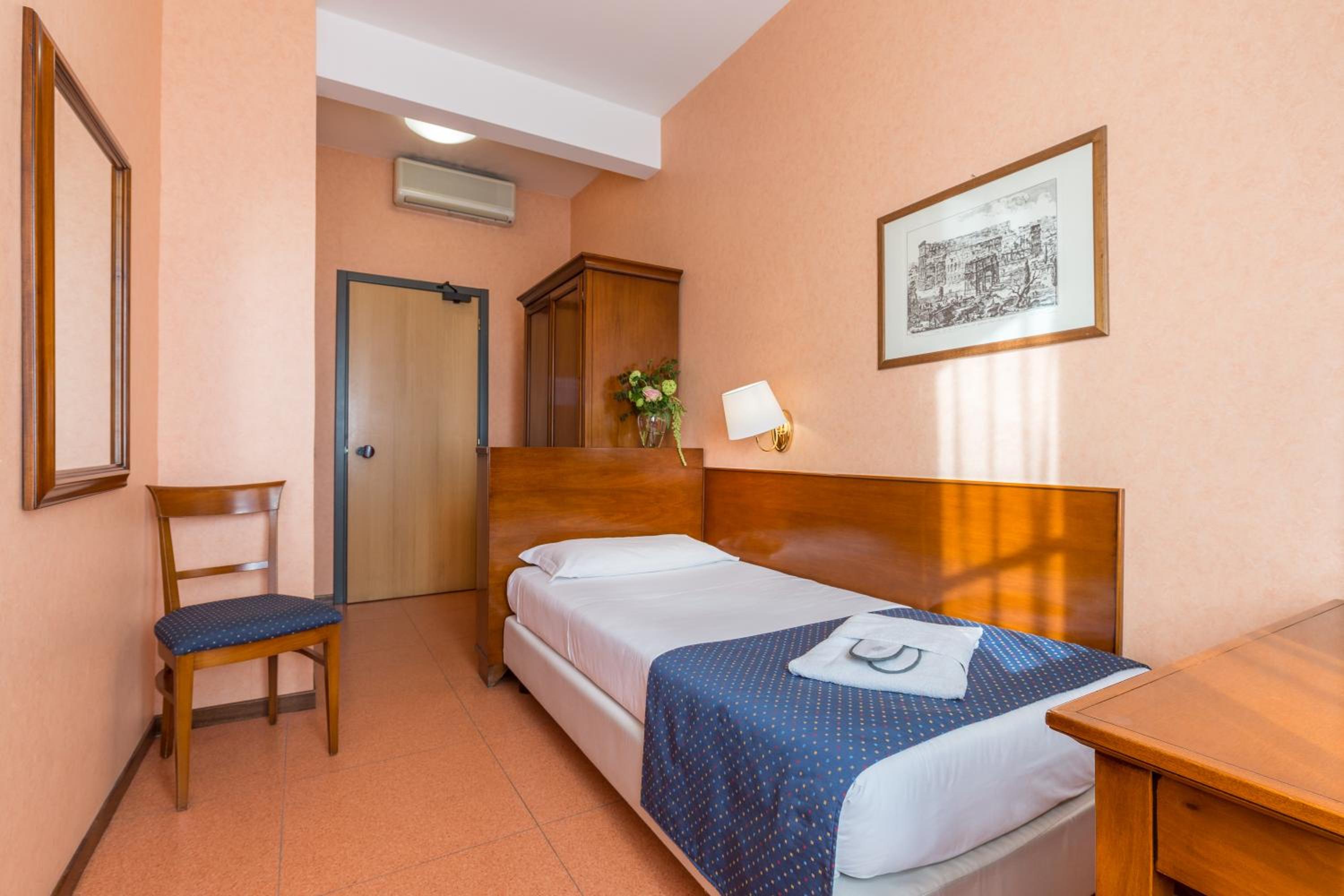 Single Room photo 3