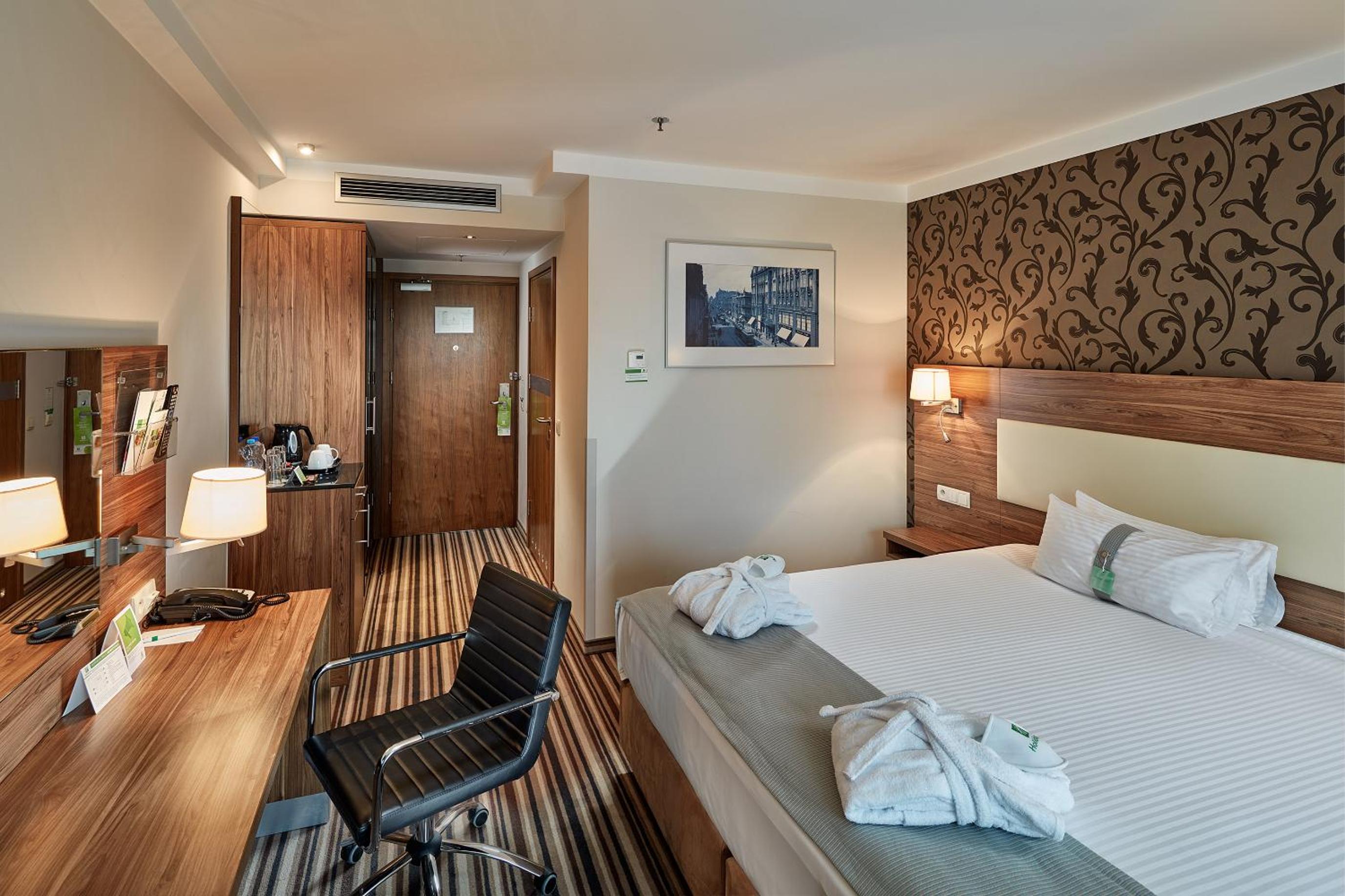 Standard King Room - High Floor - Photo 1