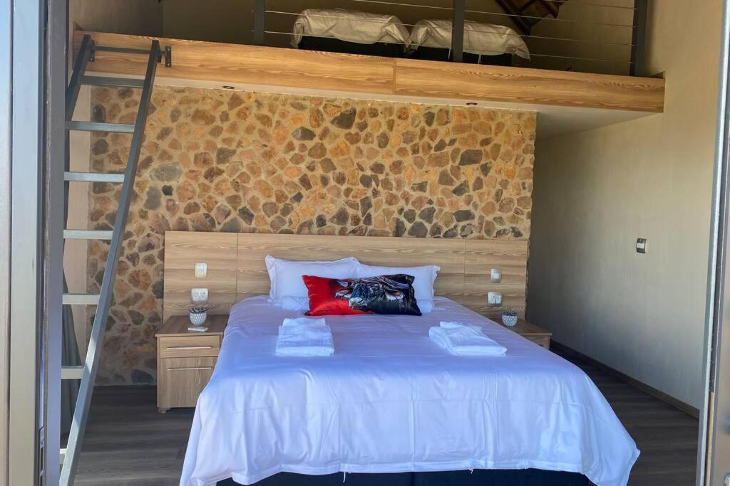Five-Bedroom House photo 1