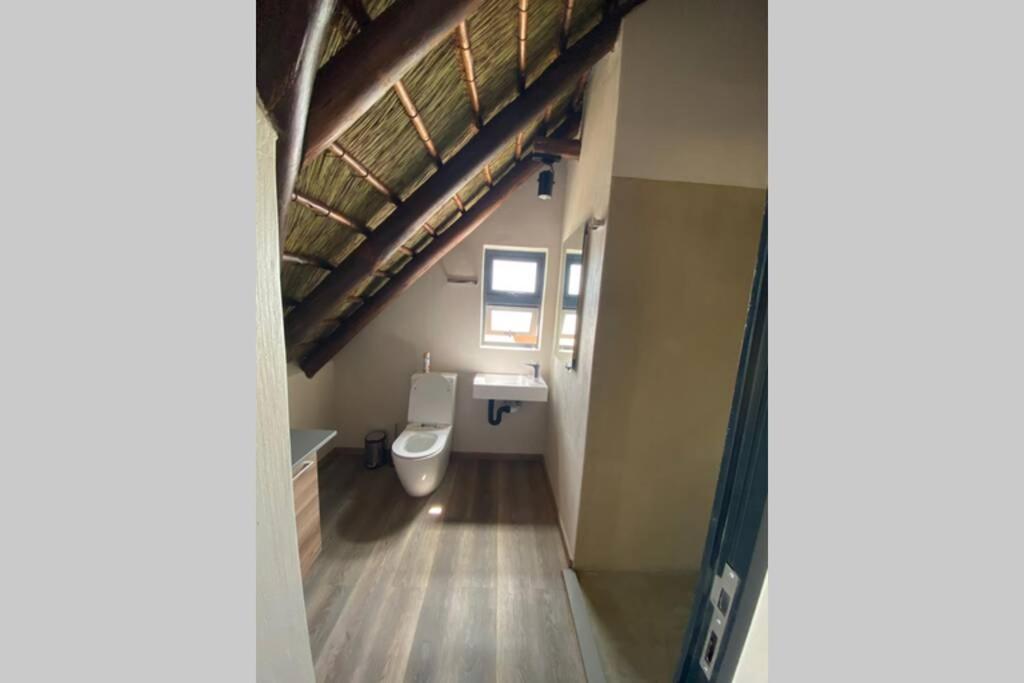 Five-Bedroom House photo 3