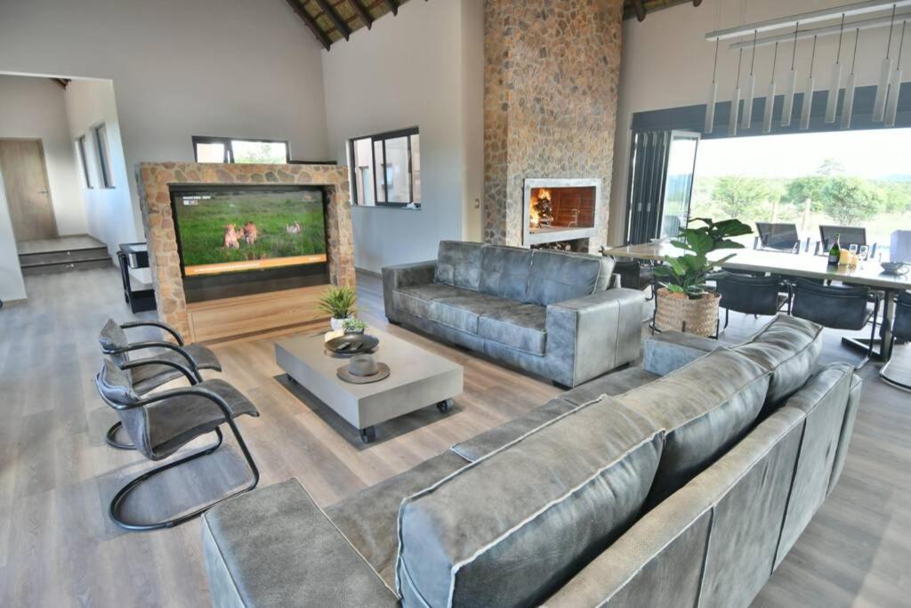 Five-Bedroom House photo 2