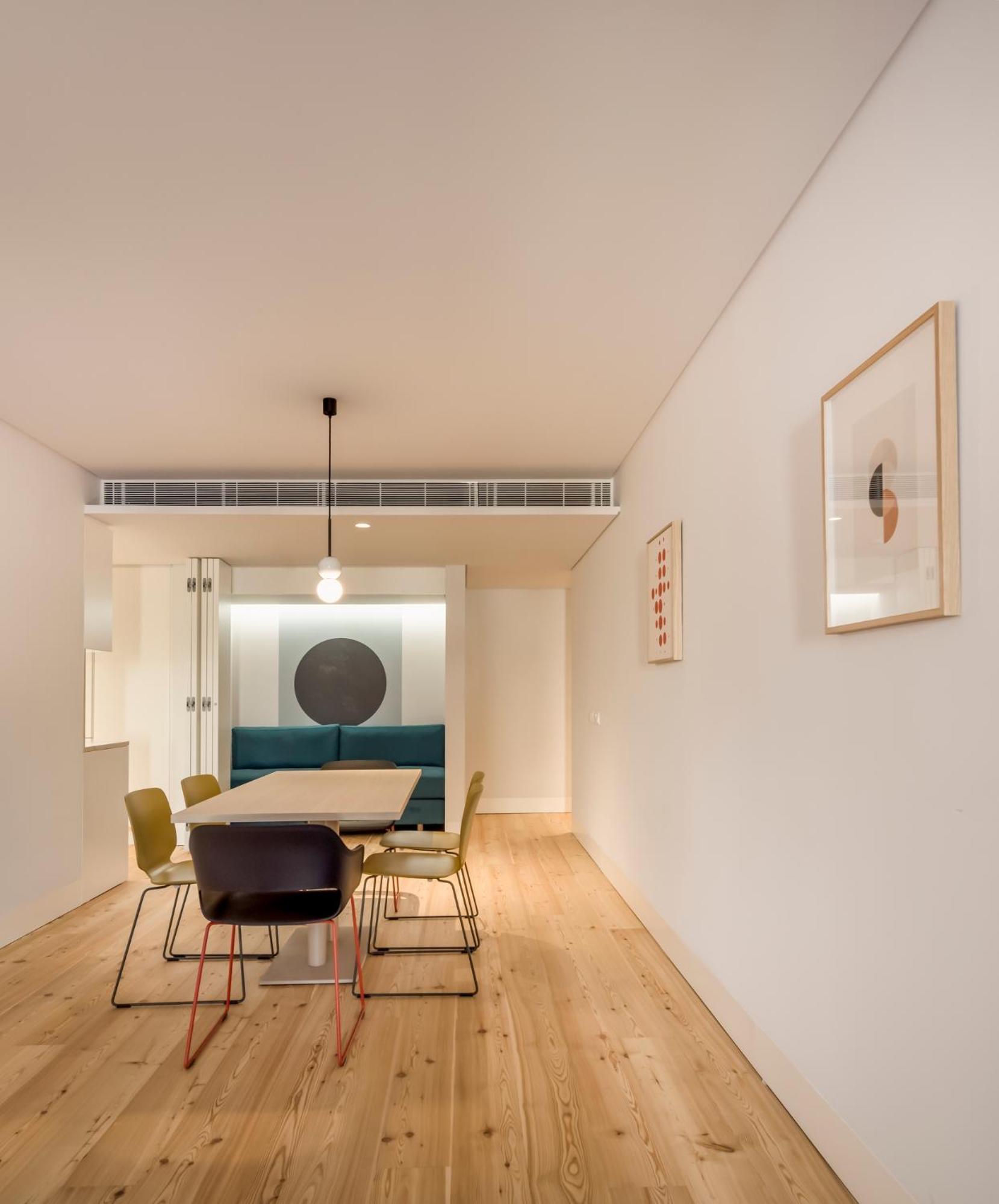 Deluxe One-Bedroom Apartment - Photo 2